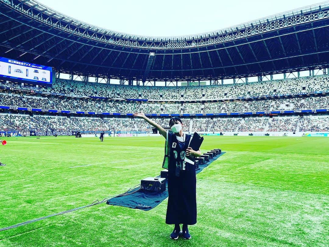 安田美香のインスタグラム：「今週末⚽️#Jリーグ 2試合担当させて頂きます！  ⚽️12/2【#Ｊ１昇格プレーオフ決勝】 #東京ヴェルディvs #清水エスパルス 🎤#DAZN  解説 #清水範久 さん 実況 #原大悟 さん リポーター #安田美香   ⚽️12/3【#SCN ゲットスリーライブ】 J1第34節 #湘南ベルマーレ vs #FC東京 🎤実況 #安田美香  #jリーグ #jleague #football #プレーオフ #昇格 #verdy #espulse #j1 #bellmare #fctokyo #インタビュー #リポーター #実況」