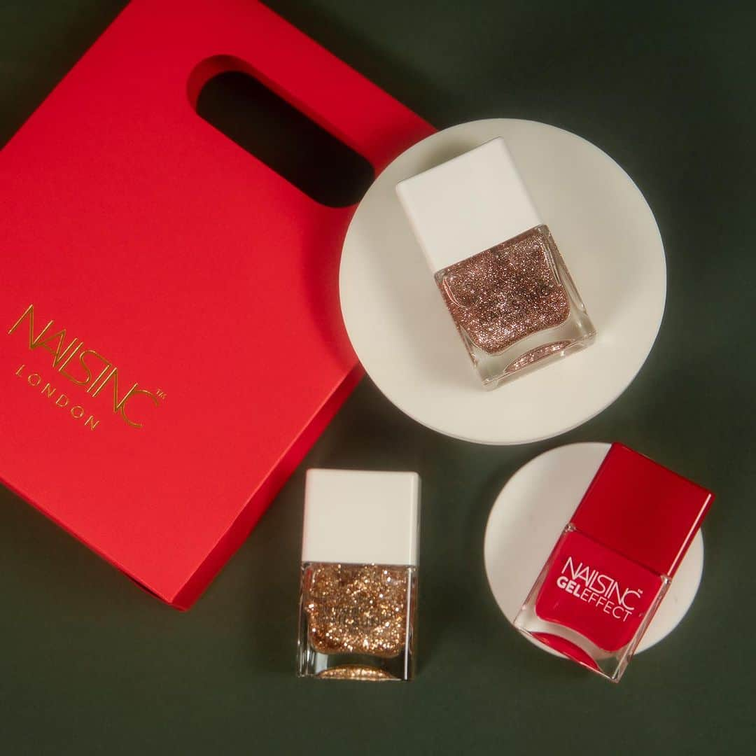 NAILS INCのインスタグラム：「. HOLIDAY CELEBRATION DUO KIT   ホリデーの季節には欠かせない、パールの煌めきを秘めたピュアレッド、イルミネーションのように高揚感溢れる煌めきグリッターをセットに。  限定ギフトボックスに入った特別仕様のデュオキットを2種ご用意しました。  < 12月1日(金)数量限定発売 >  - 直営店舗・公式オンラインショップ限定 -  ホリデー セレブレーション デュオ キット 14ml×2色　全2種　4,180円（税込）  #nailsinc #ネイルズインク #nailsincholiday2023 #geleffect #45secondspeedy  #ホリデーコレクション  #ジェルエフェクト #45セカンドスピーディ」