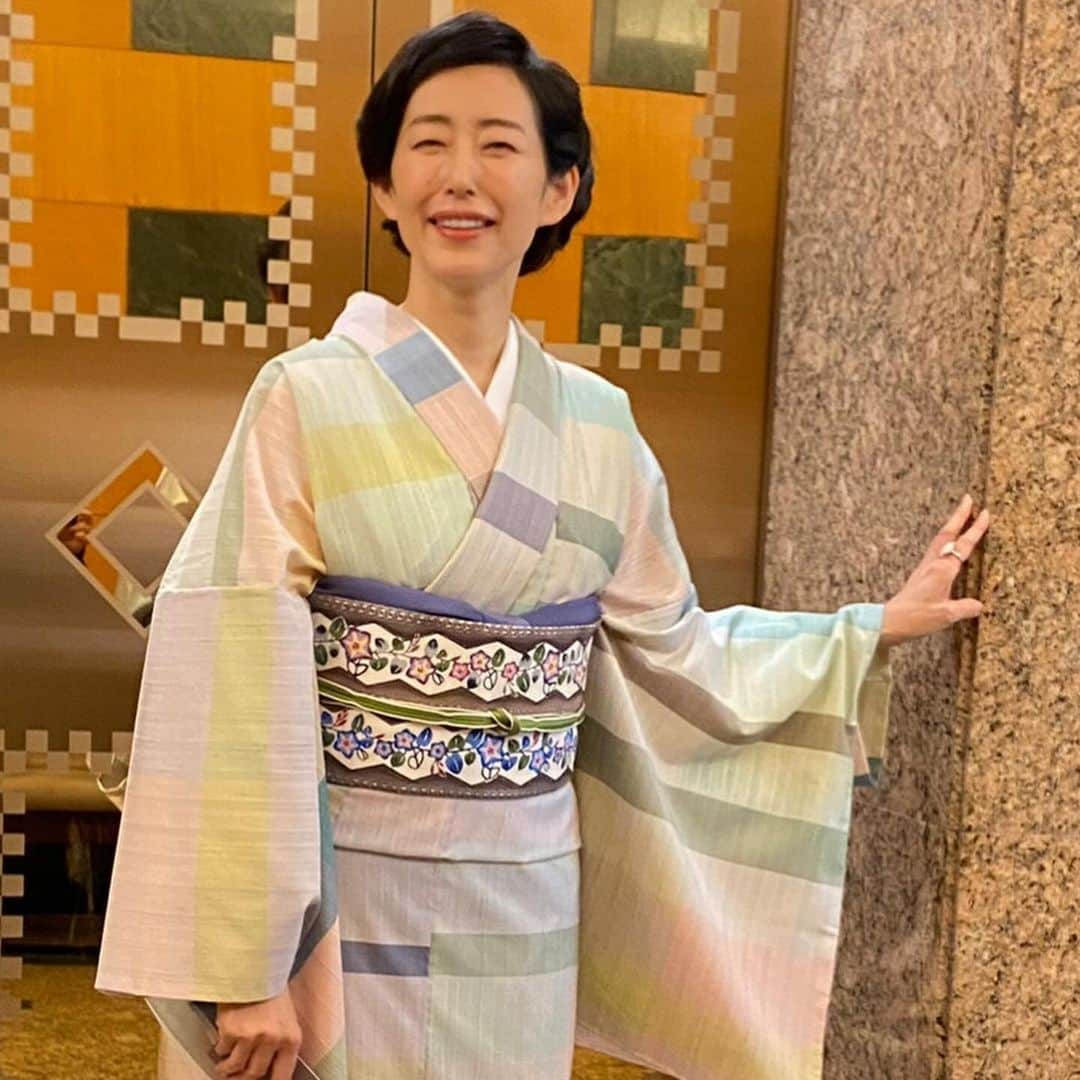 木村多江さんのインスタグラム写真 - (木村多江Instagram)「#美しいキモノ  あっという間に 12月。 早い〜っっ  12月はいつも 走ってるみたいに バタバタしちゃうけれど  心は 走らず  人に優しくできる 隙間は  残しておきたいものだなぁ。  さてと  慌てずに  心をゆるめながら  今月も スタートしましょっと😊」12月1日 10時22分 - taekimura_official