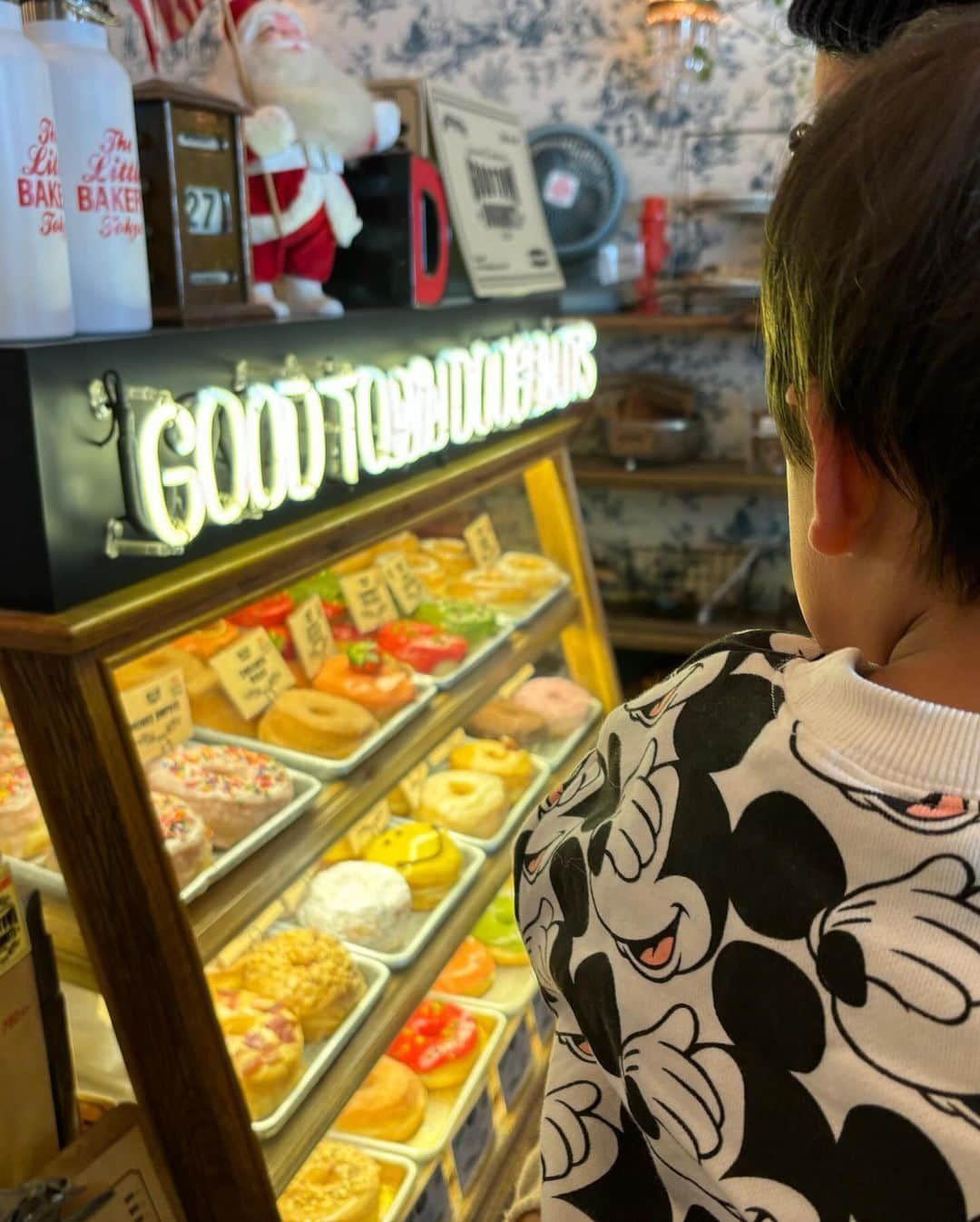 美優さんのインスタグラム写真 - (美優Instagram)「お昼ご飯と差し入れを買いに ドーナツ屋さんへ🍩✨ @good_town_doughnuts   可愛いドーナツがたくさん♡ 息子が売り物のベーグルを触りそうで 目が離せませんでした😂  サンドイッチを温めてもらっている間に 家族でパシャリ📷✨ (次男も一緒にいたけど寝ていたので入らず😅)  最近夫とよくキスをしている息子😟 キスした後の口がへの字🤣 髭が痛いよね…🫤  #goodtowndoughnuts #滝川家　#ドーナツ屋さん」12月1日 10時26分 - miyu11_20