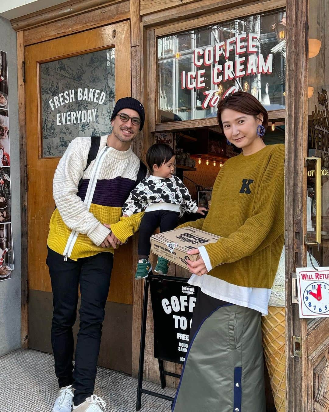 美優さんのインスタグラム写真 - (美優Instagram)「お昼ご飯と差し入れを買いに ドーナツ屋さんへ🍩✨ @good_town_doughnuts   可愛いドーナツがたくさん♡ 息子が売り物のベーグルを触りそうで 目が離せませんでした😂  サンドイッチを温めてもらっている間に 家族でパシャリ📷✨ (次男も一緒にいたけど寝ていたので入らず😅)  最近夫とよくキスをしている息子😟 キスした後の口がへの字🤣 髭が痛いよね…🫤  #goodtowndoughnuts #滝川家　#ドーナツ屋さん」12月1日 10時26分 - miyu11_20