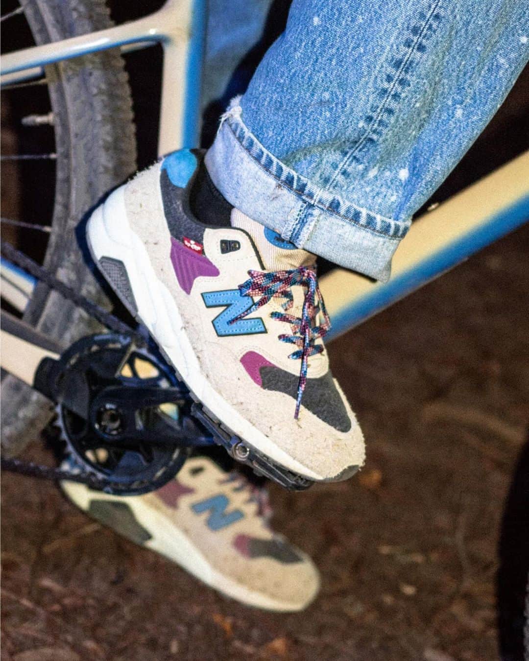 Levi's Japanのインスタグラム：「Levi’s® x New Balance MT580. Coming Soon.   12月6日（水） リーバイス®公式オンラインストア Redtab™会員先行発売  12月7日 （木） NewBalance.com を含む全世界の限定店舗で発売  【抽選エントリー期間】 ～12月3日（日）23:59   12月1日（金）19:30～配信予定のリーバイス®ライブチャンネルにて、注目のコレクションの全容を公開。  コレクション詳細、 抽選エントリー方法はプロフィール🔗から」