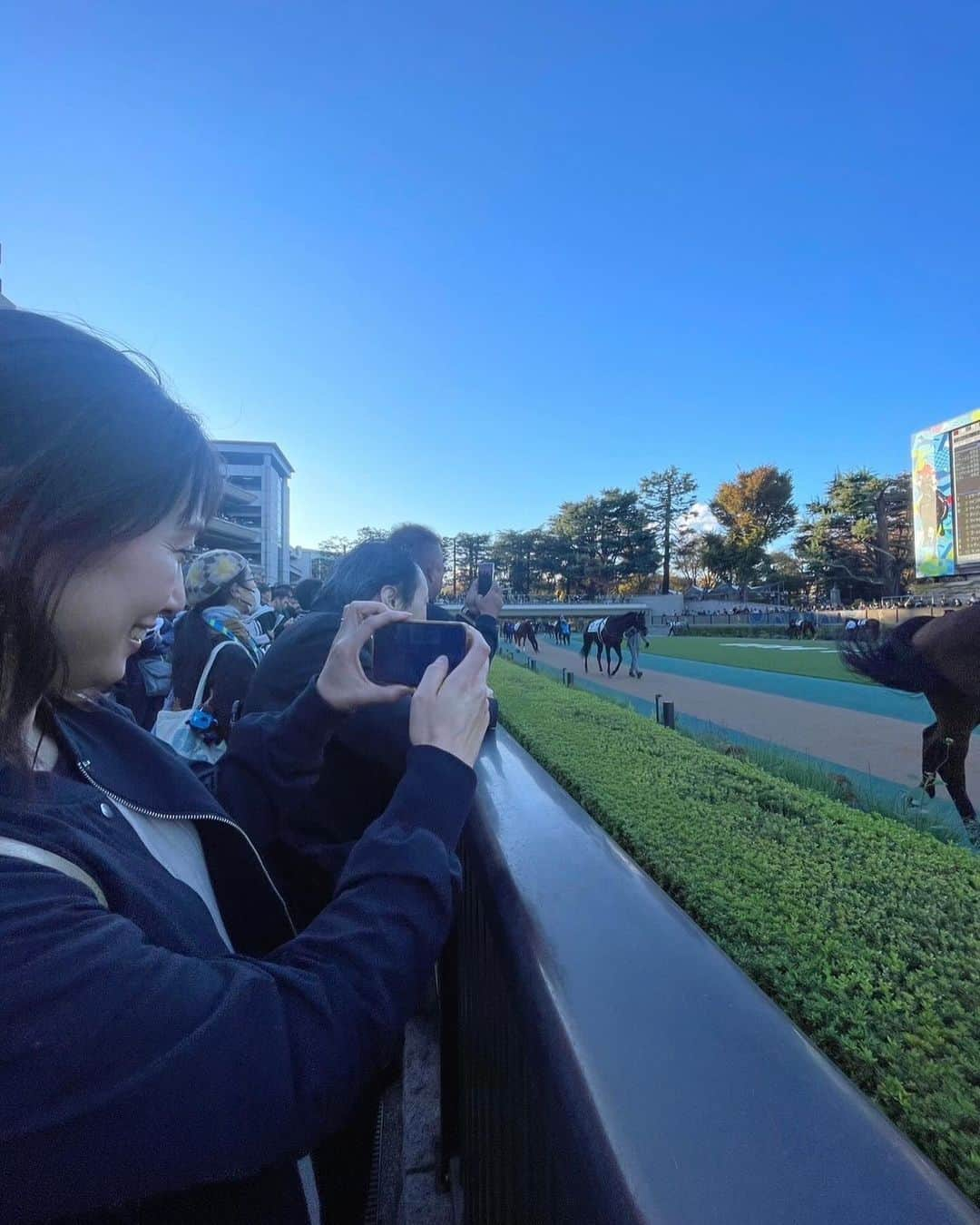 星野涼子さんのインスタグラム写真 - (星野涼子Instagram)「11月中旬、 #ペリファーニア　と　#レイべリング を応援しに2日連続東京競馬場へ！！  キャスター時代の先輩、コエミさんに数年ぶりにお会いできた🥰 一緒に熱い応援をしてくれて嬉しかったなぁ😍  Welcomeチャンス、ハンカチ当たった🥳  願う通りにはなかなかいかないけれど、 今日も自分の日々を夢中に、いきたいと思います⭐️  #東京競馬場　#競馬　#jra #馬　#小泉恵未　さん #応援　#umajo #夢中　#噴水　#horseracing #경마 #sunroof #nicky #youre #dazy」12月1日 10時33分 - ryoko.hoshino