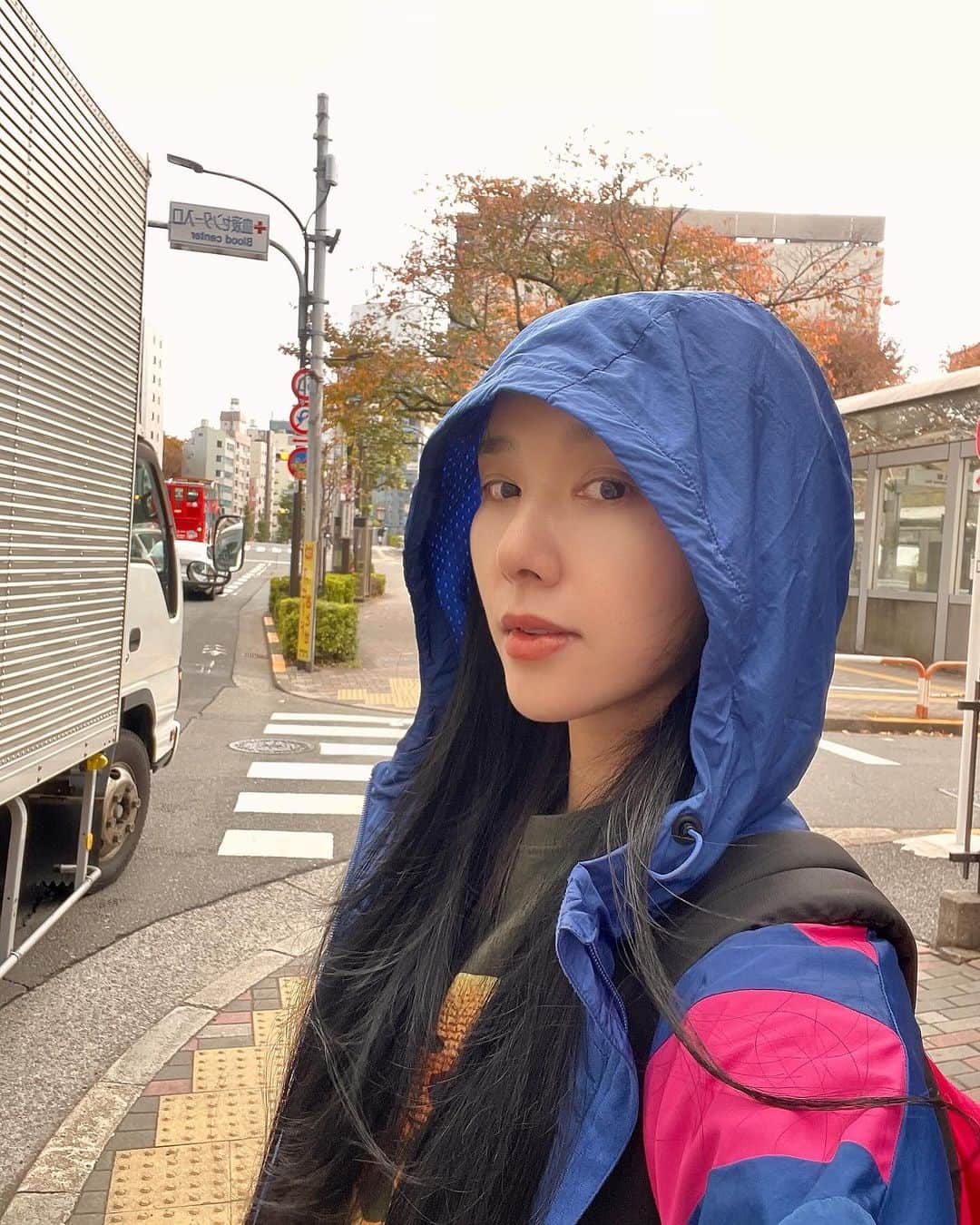 Areum Jungさんのインスタグラム写真 - (Areum JungInstagram)「며칠간의 운동기록 in Tokyo 🇯🇵  헬스장 쉽지 않음…별로임….  24시간 헬스장도 사람이 나오는 시간이 있고요…(두 번이나 갔다 도로 옴..) 회원 키가 없으면 출입도 안됨. 들어가면 못 나옵니다..  일단 들어가면 운동 의지가 더 떨어지고요..  기묘하게 조용하고 사진촬영불가 👉🏽…여행지에서 운동하며 셀카 찍기 좋아하는 나와는 안 맞음.   그러나 운동만 아는 꽉 막히고 닫힌 자로 늙기 싫어서 집착을 버리고 현실적응 👐🏻  아침에 산책 겸 항상 많이 걸었고요 종일 계속 움직이고 엄청 걸어다녔어요.  그래서 평범하고 예쁜 도쿄 11월의 일상 모습을 많이 볼 수 있었어요.   덕분에 친구들은 생에 첫 새벽4시 야외 유산소 해봄.   가장 결정적으로 헬스장을 못 갔어도 아주 괜찮았던 이유는 운동을 못한 자 먹지도 말라 를 시전했기 때문ㅋㅋ💪🏼😎  관점에 따라 상황과 인생 이즈 so fun 😎  #tokyo #도쿄여행 #일본여행 #japan #workout #운동」12月1日 10時38分 - areumjung