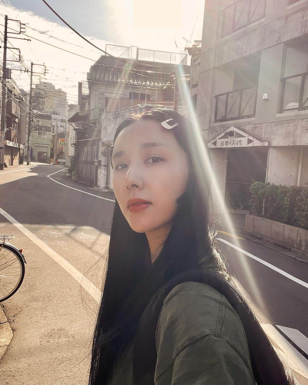 Areum Jungさんのインスタグラム写真 - (Areum JungInstagram)「며칠간의 운동기록 in Tokyo 🇯🇵  헬스장 쉽지 않음…별로임….  24시간 헬스장도 사람이 나오는 시간이 있고요…(두 번이나 갔다 도로 옴..) 회원 키가 없으면 출입도 안됨. 들어가면 못 나옵니다..  일단 들어가면 운동 의지가 더 떨어지고요..  기묘하게 조용하고 사진촬영불가 👉🏽…여행지에서 운동하며 셀카 찍기 좋아하는 나와는 안 맞음.   그러나 운동만 아는 꽉 막히고 닫힌 자로 늙기 싫어서 집착을 버리고 현실적응 👐🏻  아침에 산책 겸 항상 많이 걸었고요 종일 계속 움직이고 엄청 걸어다녔어요.  그래서 평범하고 예쁜 도쿄 11월의 일상 모습을 많이 볼 수 있었어요.   덕분에 친구들은 생에 첫 새벽4시 야외 유산소 해봄.   가장 결정적으로 헬스장을 못 갔어도 아주 괜찮았던 이유는 운동을 못한 자 먹지도 말라 를 시전했기 때문ㅋㅋ💪🏼😎  관점에 따라 상황과 인생 이즈 so fun 😎  #tokyo #도쿄여행 #일본여행 #japan #workout #운동」12月1日 10時38分 - areumjung