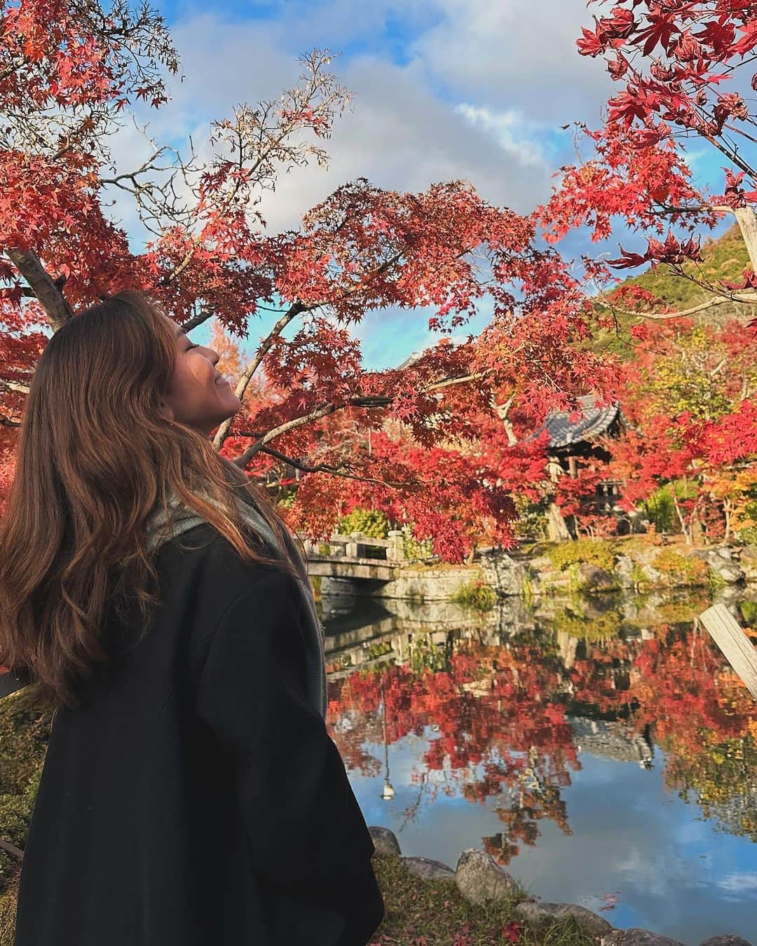 西内ひろさんのインスタグラム写真 - (西内ひろInstagram)「What a beautiful🍂🍁🍂 I'm came to Kyoto again with family👩🏻‍🦰🧑🏻‍🦰👩  母と妹で京都へ来ています🙏 もみじのグラデーションの美しさに感動。。。  京都は日本の歴史を感じることができるので 和の魅力にインスピレーションが湧いてきます。  #京都 #紅葉 #もみじ #kyoto #japan」12月1日 10時40分 - 0214hiro