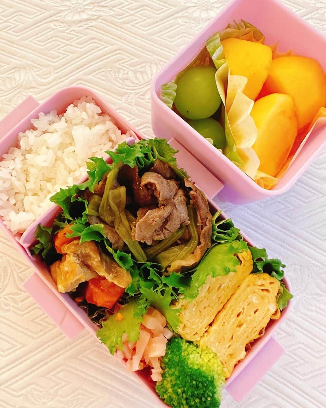 神田うのさんのインスタグラム写真 - (神田うのInstagram)「娘💕のお弁当🍱 毎朝5:30に起きて朝食を用意し本人朝練🎻中にお弁当🍱を作っています🏃‍♀️ 酔って帰宅し仮眠もせずそのまま寝ないで夜中の3時から作り始めるなーんて事もありますよwww 寝不足ゾンビ🧟‍♀️ですが😅愛する娘の為ならなんでもやっちゃう自分がいる事にビックリしながらおかあちゃん業務頑張ってますー😂 お弁当組のママ達💕一緒に頑張りましょーねー❣️  #娘のお弁当#お弁当#平日5時半起き#寝不足ゾンビ#でもこれがゾンビあかちゃんの愛情#お弁当を作れる事にも喜びを感じながら#おかあちゃん頑張ってます#ピカピカがご褒美#神田うの#unokanda」12月1日 10時41分 - unokandaofficial