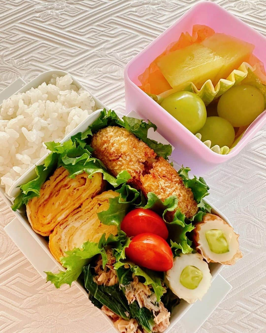 神田うのさんのインスタグラム写真 - (神田うのInstagram)「娘💕のお弁当🍱 毎朝5:30に起きて朝食を用意し本人朝練🎻中にお弁当🍱を作っています🏃‍♀️ 酔って帰宅し仮眠もせずそのまま寝ないで夜中の3時から作り始めるなーんて事もありますよwww 寝不足ゾンビ🧟‍♀️ですが😅愛する娘の為ならなんでもやっちゃう自分がいる事にビックリしながらおかあちゃん業務頑張ってますー😂 お弁当組のママ達💕一緒に頑張りましょーねー❣️  #娘のお弁当#お弁当#平日5時半起き#寝不足ゾンビ#でもこれがゾンビあかちゃんの愛情#お弁当を作れる事にも喜びを感じながら#おかあちゃん頑張ってます#ピカピカがご褒美#神田うの#unokanda」12月1日 10時41分 - unokandaofficial