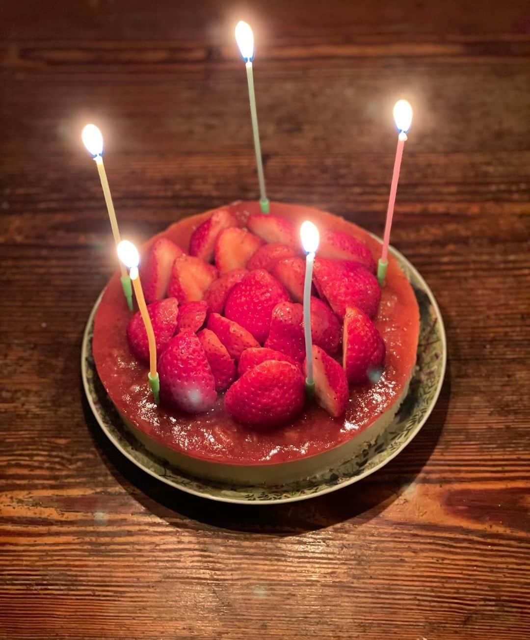 森摩耶のインスタグラム：「38歳になりました🎂  苺のチーズケーキは、五年生の次女がスーパーに買い物に行くところから全て一人で作ってくれました😭 煮詰めたり固めたりと、手間も時間も要する作業なのにしっかり美味しいケーキになっていて、感動。私より上手よ、お菓子作り。 飾りつけは長女が担当！朝起きたらこの状態に。 部活で疲れているだろうに夜な夜なやってくれたと思うと。涙 破れてしまった3はご愛嬌😂 娘達にサプライズしてもらえる日が来るとはね〜  この一年は、母親業に加えハードワークをしていたにも関わらず風邪すら引く事もなく、健康に過ごせた事が何より。 家族や仲間の支えがあってこそですね。心から感謝。  では改めて。日頃より応援してくださっている皆様、誠にありがとうございます！ 皆様のお陰で日々頑張る事ができています。  これからも楽しい事、時にはそうでない事も、色々シェアしていけたらいいな。 毎年パワーアップしていけるよう精進いたしますので、これからも宜しくお願いします🩷」