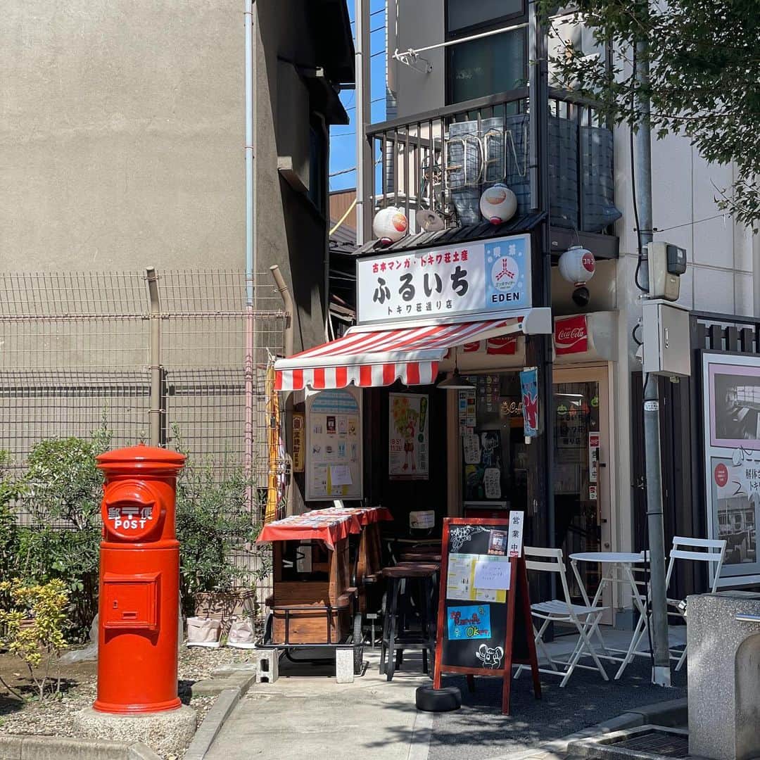 甲斐みのりさんのインスタグラム写真 - (甲斐みのりInstagram)「・ 『MOE』（白泉社）で連載 「東京ブンケイ喫茶」。  最新号では、第二回目が掲載されています。 「マンガゆかりの地を訪ねて」。  写真は、 再現されたトキワ荘を目の前に眺めながら、 トキワ荘といえばの「チューダー」や、 昔ながらのプリンを味わっているところ。　  『まんが道』『ひらやすみ』『A子さんの恋人』 『サザエさん』『のらくろ』など、 マンガ散歩を楽しんでいます。　  写真：米谷亨（1枚目のみ）  #東京ブンケイ喫茶 #moe」12月1日 11時03分 - minori_loule