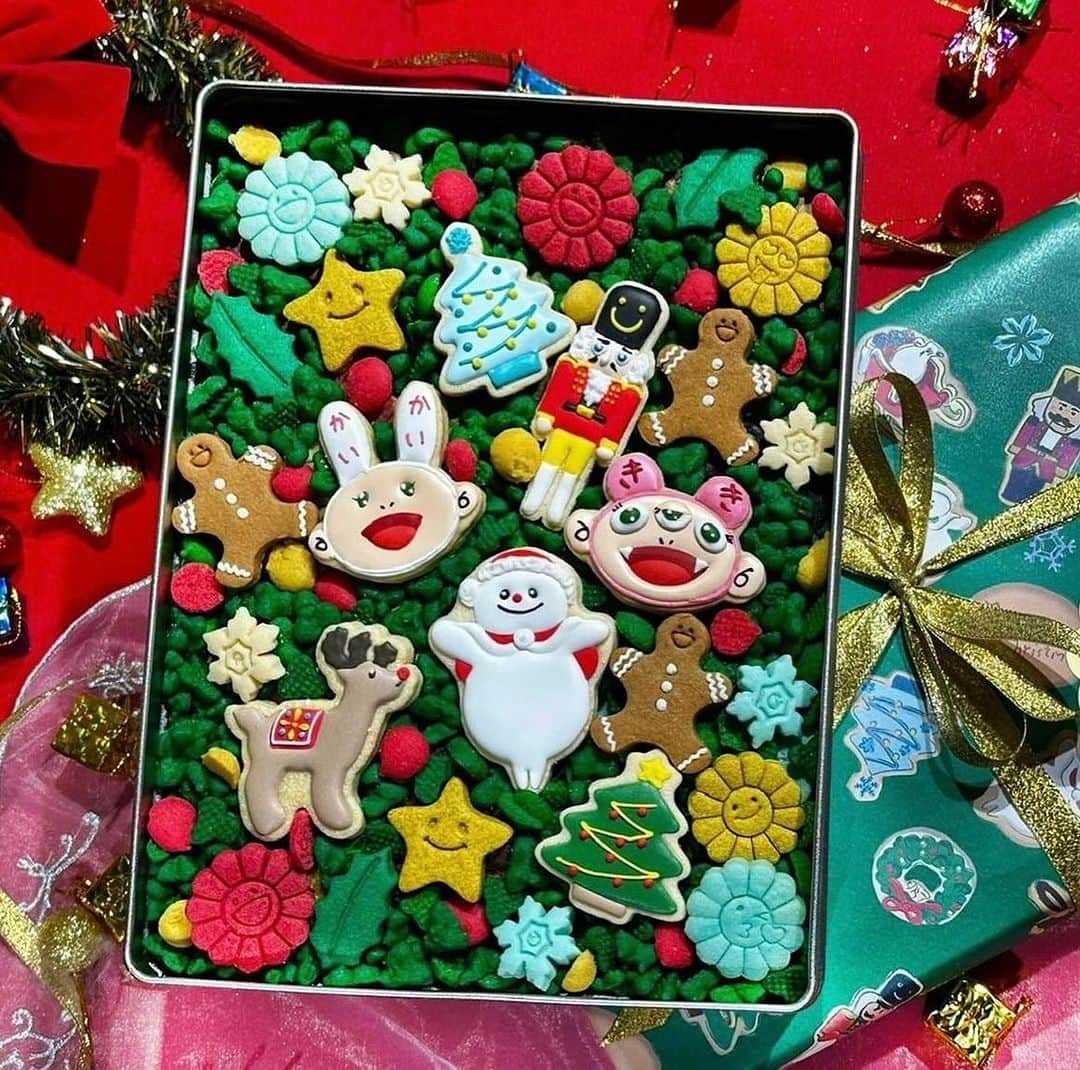 村上隆さんのインスタグラム写真 - (村上隆Instagram)「カイカイキキで開発、販売する物は、非効率的の極地だけれども、私が細かく監修してます。 なので、味、香り、梱包、など、とにかく全部、アートとして恥ずかしくない物として完成、御提供しています。 今年のクリスマスクッキーは、缶を大きくしました。 価格もズバリお客様得なモノになっているはず。作れる数が限られてますので、お早めにエントリー、ご購入くださいませ。 ※※※※※※※※ 12月3日(日)20時より、「カイカイとキキのクリスマスクッキー缶」を予約販売いたします。【12月11日(月)より順次発送】  【Tonari no Kaikado WEBショップ】 https://zingaro.shop/collections/tonari-no-kaikado ※国内のみの販売となります。海外への発送はできませんのでご注意ください。 ※販売開始（12月3日(日)20:00〜）と同時に商品が掲載されます  【販売日】 2023年12月3日(日)20:00〜 ※販売日時になりましたら、【Tonari no Kaikado WEBショップ】に商品が掲載されます。  【配送予定日】 2023年12月11日(月)〜12月15日(金) ※順次配送いたします。  【金額】15,000円（税込） 【サイズ】縦24cm × 横18cm × 高さ5.2cm 【重量】600ｇ 【賞味期限】製造より3週間」12月1日 10時55分 - takashipom