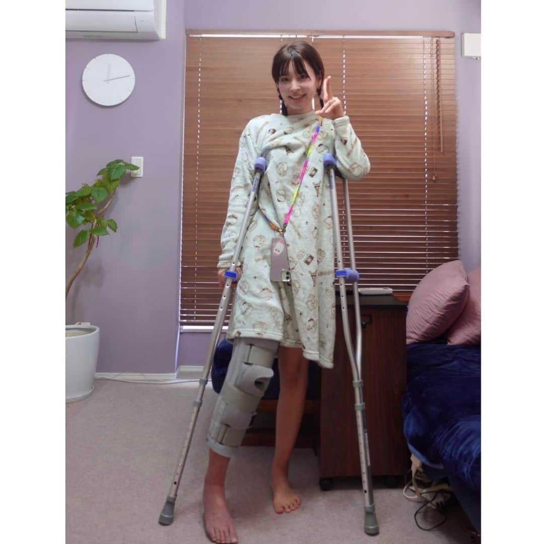 水沢史絵のインスタグラム：「今日からリハビリがはじまるー！！  そして青二プロダクションを退所して本日からフリーランスになりました！  しばらくはリハビリしながらのんびりペースで頑張りまーす。  青二プロのみなさん、短い間でしたがありがとうございました！  宣材写真も新しくしました〜 ボイスサンプルも！  仕事のご依頼やボイスサンプルの試聴などはプロフにあるlit.linkからお願いします。」