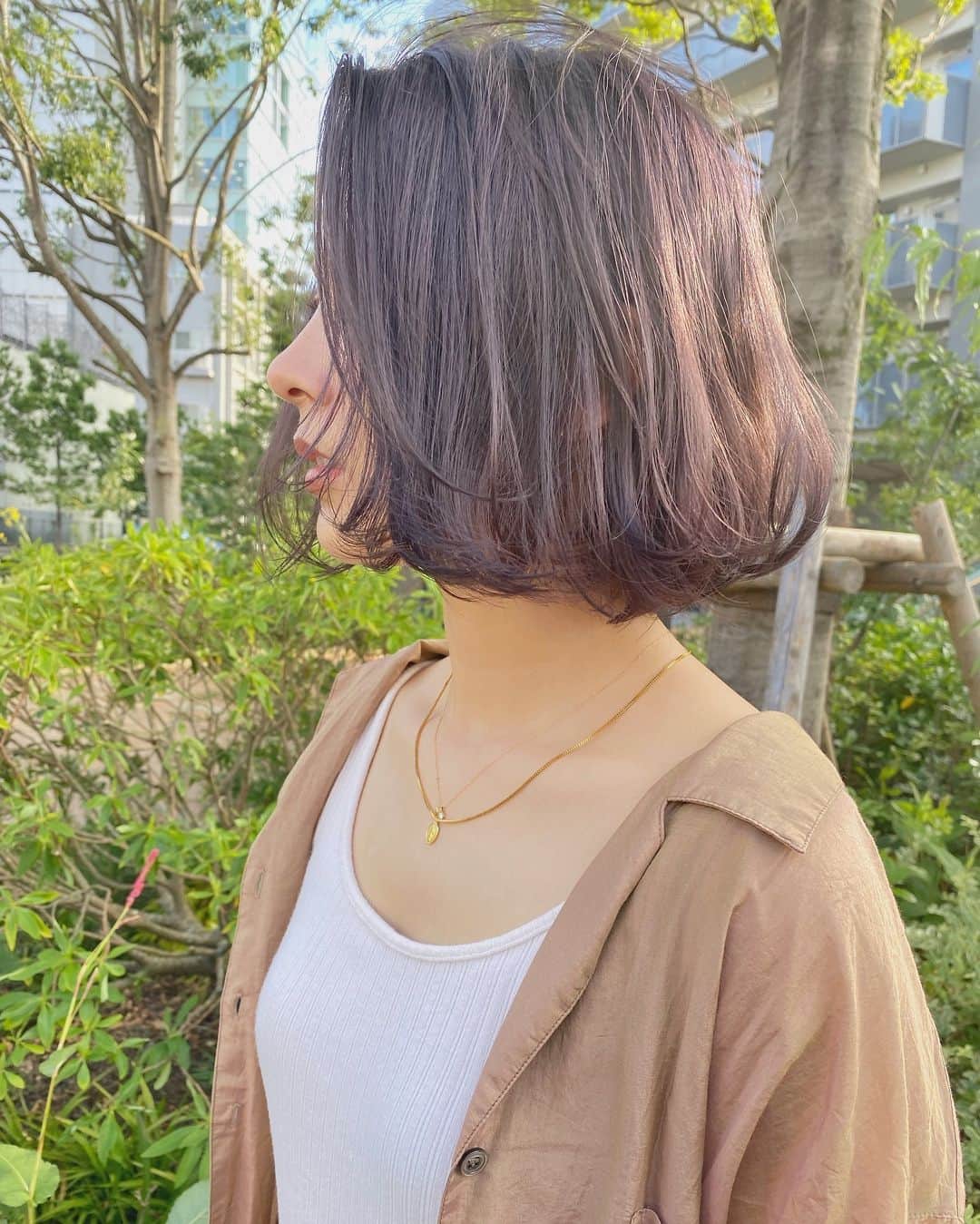 兼井遼のインスタグラム：「ラベンダーグレージュ＊  柔らかくほつれるヘア😌  ツヤのある 暗くても透明のある カラーならお任せください☺️  12月のご予約も まだまだお取りできます🙇🏻  ご質問などは コメントにてお問い合わせください！😌  #ケアカラー  #ヘアアレンジ  #ケアダブルカラー  #巻き方  #髪質改善カラー  #イルミナカラー  #ミルクティーベージュ #グレージュ  #ケアブリーチ  #ハイライトカラー  #ハイトーンカラー  #ブリーチ  #ダブルカラー   #インナーカラー  #オリーブアッシュ  #グラデーションカラー  #グレージュカラー  #ツヤトーン  #パーマ  #艶髪  #外国人風  #髪質改善トリートメント  #くびれヘア  #シースルーバング  #髪質改善  #ラベンダーグレージュ  #オリーブグレージュ  #トリートメント  #ヘアアクセサリー　#インナーハイライト」
