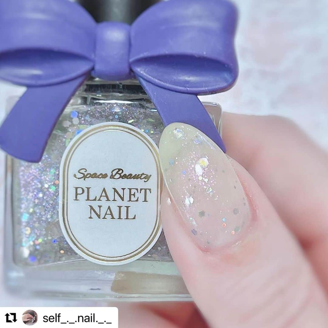 【PLANET NAIL（プラネット ネイル）】公式さんのインスタグラム写真 - (【PLANET NAIL（プラネット ネイル）】公式Instagram)「✰✰✰✰✰✰✰✰✰✰✰✰ PLANET Girl🪐 @self_._.nail._._ さま♡  新色ミルキーウェイの羅針盤を カレンちゃんが使うと名の如く なんて可憐な仕上がりになるんだろ🥺🩷  　___________________________  　　PLB37 ミルキーウェイの羅針盤 　___________________________  　@planet.jp の新色ポリッシュ🤍  　ホワイトベースに、偏光のピンクパープルラメや  　オーロラのホロがたくさん入っていて  　とっっってもかわいい❕🤍 　　　　　 　 　ミルキーウェイってだけあって天の川のような  　ロマンチックで上品な綺麗さ🌌♡  　　　　　 　ベースは乳白色にして、ラメを目立たせてみました🤍  　全面ラメでも、グラデーションでもどっちも可愛い❕🥂 　　　　　 　　　　　 　これからの時期にもぴったりすぎる、、、🎄♡  　　　　　 　　　　　 　動画もみてくれたかな、、、❔かわいすぎてトキメキがとまらない😮‍💨💓  　 　はやく実物見て欲しいな🥹💭 　　　　　  　11/20からロフトで先行発売です🥂✨  　ぜひチェックしてみてね☑️⭐️ 　　　　　  　　　　　  #planetnail #planetgirl #プラネットネイル #プラネットガール2023 #planet_jp #ミルキーウェイの羅針盤 #ラメネイル部 #ラメネイル #グラデーション#ホワイトネイル #selfnail #selfnails  #nailart #naildesign #instanails #nailstagram #polish #polishnail #nailpolish #セルフネイル #ポリッシュネイル #ネイルポリッシュ #ポリッシュ #マニキュア #手元クラブ #冬ネイル #乳白色ネイル #ちゅるんネイル #winternail」12月1日 10時58分 - planet.jp