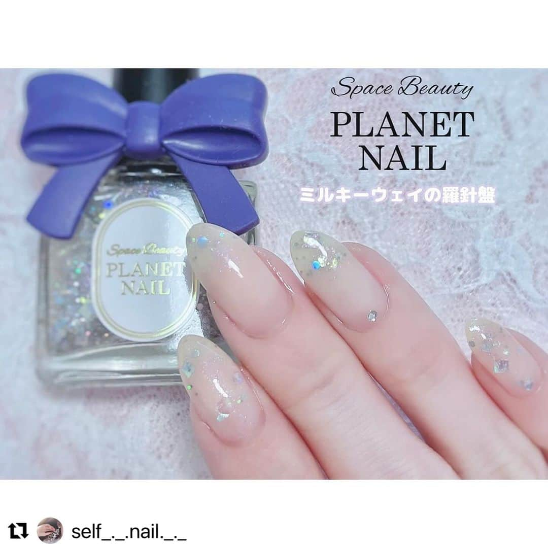 【PLANET NAIL（プラネット ネイル）】公式のインスタグラム：「✰✰✰✰✰✰✰✰✰✰✰✰ PLANET Girl🪐 @self_._.nail._._ さま♡  新色ミルキーウェイの羅針盤を カレンちゃんが使うと名の如く なんて可憐な仕上がりになるんだろ🥺🩷  　___________________________  　　PLB37 ミルキーウェイの羅針盤 　___________________________  　@planet.jp の新色ポリッシュ🤍  　ホワイトベースに、偏光のピンクパープルラメや  　オーロラのホロがたくさん入っていて  　とっっってもかわいい❕🤍 　　　　　 　 　ミルキーウェイってだけあって天の川のような  　ロマンチックで上品な綺麗さ🌌♡  　　　　　 　ベースは乳白色にして、ラメを目立たせてみました🤍  　全面ラメでも、グラデーションでもどっちも可愛い❕🥂 　　　　　 　　　　　 　これからの時期にもぴったりすぎる、、、🎄♡  　　　　　 　　　　　 　動画もみてくれたかな、、、❔かわいすぎてトキメキがとまらない😮‍💨💓  　 　はやく実物見て欲しいな🥹💭 　　　　　  　11/20からロフトで先行発売です🥂✨  　ぜひチェックしてみてね☑️⭐️ 　　　　　  　　　　　  #planetnail #planetgirl #プラネットネイル #プラネットガール2023 #planet_jp #ミルキーウェイの羅針盤 #ラメネイル部 #ラメネイル #グラデーション#ホワイトネイル #selfnail #selfnails  #nailart #naildesign #instanails #nailstagram #polish #polishnail #nailpolish #セルフネイル #ポリッシュネイル #ネイルポリッシュ #ポリッシュ #マニキュア #手元クラブ #冬ネイル #乳白色ネイル #ちゅるんネイル #winternail」