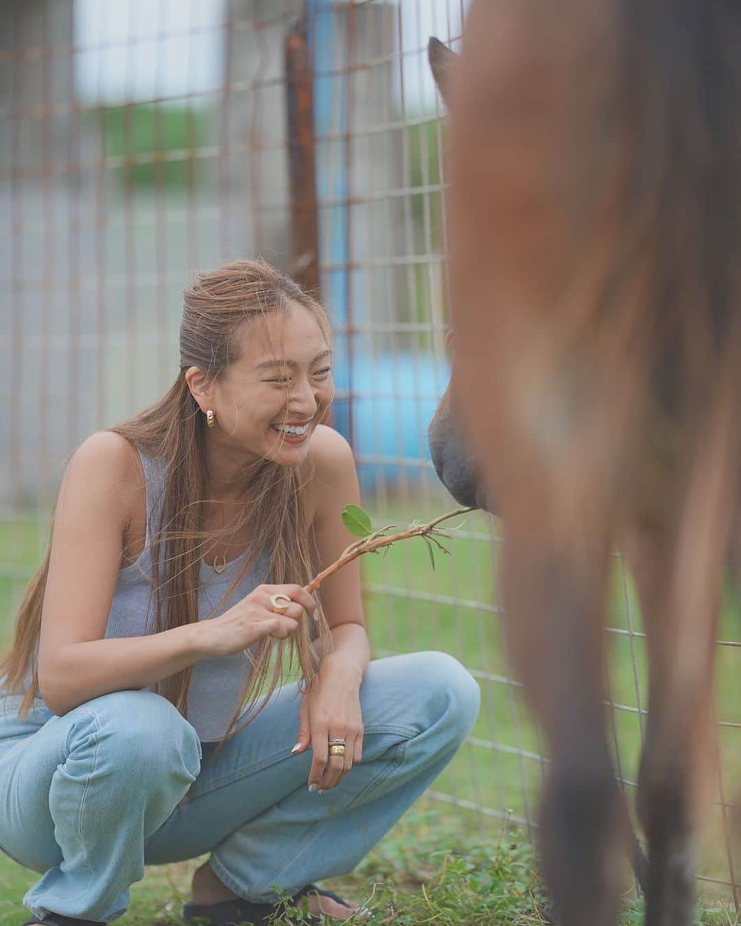岡清華のインスタグラム：「【 私が私をもっと好きになれる選択へ🚶🌈🌈🌈 】  12月に入りましたね🎄🤍❤️ 寒さもかなり増してきて日も短くなりましたね 今年2023年も残り僅か。2024年へのカウントダウンですね❣️  わたしは、昨日すごく嬉しい出来事がありました。 それは、数年お世話になってきた方の新しい門出の報告の お話を聞かせていただいたことでした👩✨  人それぞれに人生の目的があるからこそ 人生をどう選択していくかはそれぞれでいい🌈  ですが、その方は、今まで築き上げてきたキャリアを 自慢することも過剰評価することもなく冷静に 自分が求めているものは、プライドではなく 地位や名誉や役職やお金でもなく、 『成長』なんだと😳✨  別業界のまた底辺に入り、イチから学び直し 成長していきたいんだと、語ってくださいました。  そして、今は、 『やる』か、『やらない』か。　という選択肢があり 悩めるけれど、 この悩める自分はずっと存在することはないのだと。😳❣️  いつか、「やる」と言う選択肢どころか、 「やらない」ではなく、「やれない」となっていき 選択肢がなくなってしまう自分が未来には見えていると。 だから、やるかやらないかという選択肢があるうちに 選択肢がなくなってしまう前に飛び込むんだと😳✨  結果はどうなるかわからない。 けれど、選択肢がなくなってから後悔するより 自分が決めて飛び込んだ選択肢なら納得できるはずだと❣️  とても、力強いメッセージの後に これも、あなたの日々伝える言葉と それに伴う覚悟ある行動と決断に感化されたんだ。 と伝えてくださったのです...😳✨✨✨✨  実は、私は数ヶ月前から水面下で動かし続けていた プロジェクトがあり、ご縁あり、時が満ち、決心し 個人的には、今まで積み上げてきた全てのものを捨てる覚悟で ゼロから学び直そう、イチからまた積み上げていこう。 準備はもうできた。今がベストタイミングだ❗️😳 と、新しい畑に飛び込むことを報告していたのです。  今まで10年以上積み上げてきた人間関係 自らの立場、姿、形、置かれた場所に馴染むキャラ その場に必要な持ち物や守るためのバリア そんなひとつひとつが、もういらない。 って思えるほどの、覚悟を決めさせてくれる 待ち望んでいたタイミングが今、きましたと😳  その話を自分ごとのように受け取ってくださっていたこと また、覚悟を決め、全てをリセットし、結果を恐れず 自分の中に湧き上がった情熱や自然と進んでいく環境に ただ身を委ね、もう一度ゼロから学び直そう🔥と 覚悟や責任をもつことへのワクワクした純粋な目を見て とても美しく、とても喜びと幸福に満ちたエネルギーを感じ 本当に、本当に嬉しく思いました🥺✨  _  12/1 私は今日がその新しいチャレンジの始まりの日🌈  4-5年前から ずっと、ずっと、ずーーーっと夢見ていたこと。 もっと言えば、アーユルヴェーダに出会い人生が変わった 約10年前から憧れていたことへの道への大きな一歩となります。 スタート台に立つことすらできなかったあの頃を思うと 涙がでてくるような想いがここにはあります。🥹✨  そして、私の人生は、MOTHERの活動そのもの。 当初立ち上げの時から思い描いていた構想に ようやく着手しはじめるタイミングがやってきました🥺🔥  自分にしかできないことを、自分の手で切り開く❤️‍🔥 それを今までもずっと探して、やってきました。 だんだん開拓してくると、自分にしかできないことはなく 他の方もどんどんできるようになっていきます。 そしたら、今度はまた、 自分にしかできないことを、自らの手を汚しながらでも 転びながらでも、戦いながらでも、切り開いていくんです😳 それは、もはやもう自分だけの人生ではない感覚です😳💓  そうして共感、賛同くださった皆様が 様々な方法で、それぞれの人生で、それらを活かしてくださる。 それは、私の一番望むことであるのです。  例えば、アーユルヴェーダスクールは、その想いそのもの🌈 知恵から活用の仕方から、伝え方からもう❣️全て❣️ A to Z開示して、皆さんにも活かして道を共に進んでいただきたいから。 だって私だけのものにしておくことなんて価値がないですし そもそもみんなで分け合っていくために開拓しているのですから🥰  そうやって、どんどん出会ったもの、 生み出したもの、開拓したものを皆さんとシェアさせていただき 道を共に進んでくださる皆様との出会いがあるからこそ❣️ そして、もうお任せできるな。もうこの道に私がいなくても この道はここにいる皆様が進み続けてくださるな。 と思うからこそ、次の開拓地へいける。 自分にしかできない天命に従事することができる。  だから❣️やっぱり❣️当初からお伝えしている通り❣️ 仲間が必要なんです。想いに共感し、価値観、志し共に 道を歩いてくださる仲間が必要なんです。 皆様がいるから、私は私でいられる。 生涯、命のある限り、リタイアはしません👍 そして、自分にしかできない道の開拓を続けるために、 生涯かけて沢山の仲間探しをしていきたい🌈皆様と共に。」