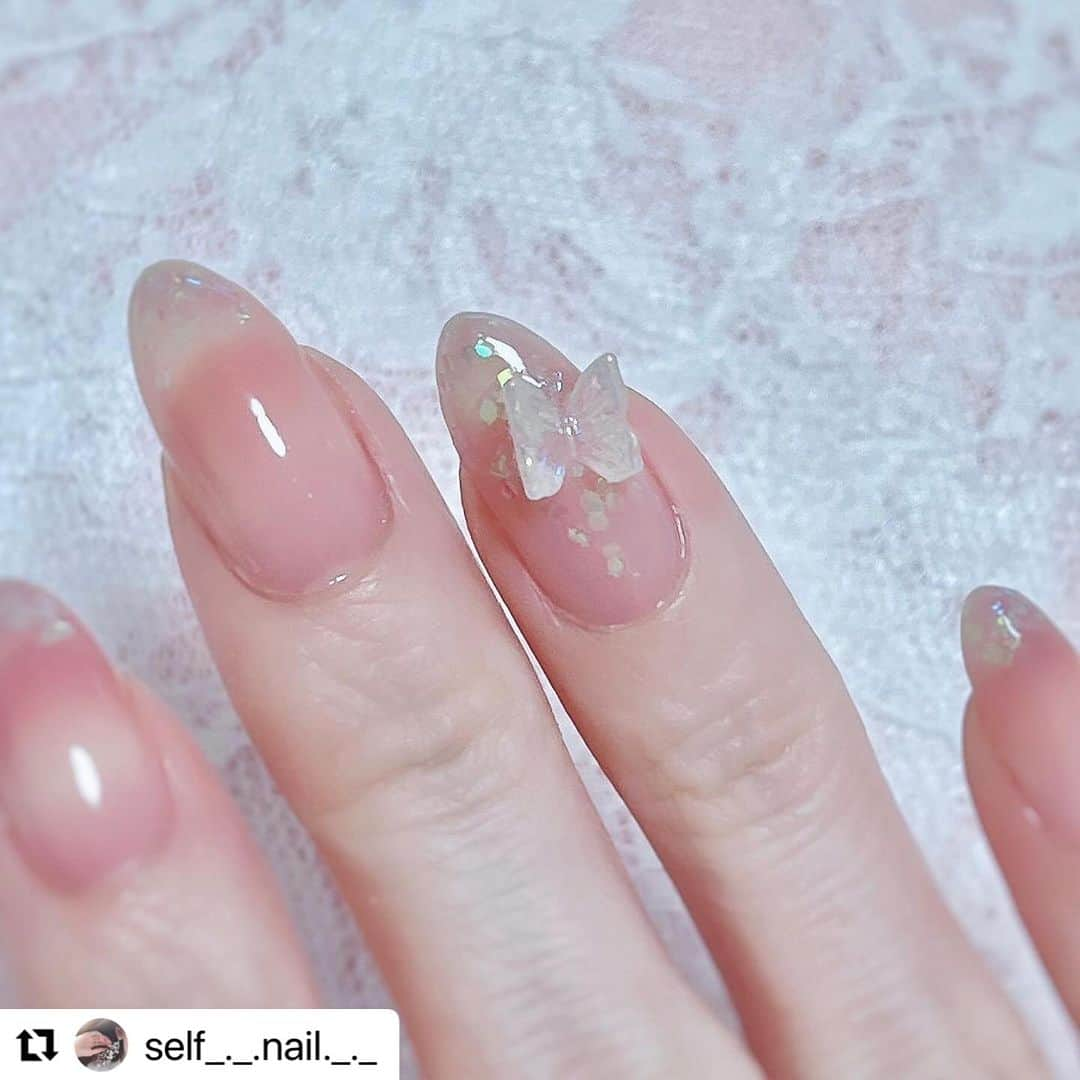 【PLANET NAIL（プラネット ネイル）】公式さんのインスタグラム写真 - (【PLANET NAIL（プラネット ネイル）】公式Instagram)「✰✰✰✰✰✰✰✰✰✰✰✰ PLANET Girl🪐 @self_._.nail._._ さま♡  もう一つの新色ユニヴェールの足跡を使った とびきりラブリーなデザインを カレンワールド炸裂でおおくりいたします😍✨✨ ╍ ╍ ╍ ╍ ╍ ╍ ╍ ╍ ╍ ╍ ╍ ╍  @planet.jp の新色ポリッシュです🤍  　__________________________  　　PLB38 ユニヴェールの足跡 　__________________________  　　　　  　ちゅるんと透け感のあるラメポリッシュで  　とってもかわいい❕🥹🚿 　　　　 　パープル感強め？と思いきやクリアベースなので  　塗った時のギャップにドキドキするかも❤️‍🔥❤️‍🩹 　　　　 　　　　 　今回は透け感のあるピンクポリッシュと合わせて使ってみたよ🩷  　流行りの氷ネイルみたいにちゅるっとした🧊♡  　　　　  　オーロラのホロラメがほんっとにかわいい〜😮‍💨💘🔫 　　　　  　ベースのカラーも変えたら表情がガラッと  　変わりそうだから別のカラー合わせでまた使いたい😳🤍  　　　　　　　　 　11/20からロフトにて先行発売です🥂🩷  　ぜひチェックしてみてね☑️⭐️  　　　　  　　　　 　 　　　　　  　　　　　  #planetnail #planetgirl #プラネットネイル #プラネットガール2023 #planet_jp #ユニヴェールの足跡 #ラメネイル部 #ラメネイル #グラデーション#ホワイトネイル #selfnail #selfnails  #nailart #naildesign #instanails #nailstagram #polish #polishnail #nailpolish #セルフネイル #ポリッシュネイル #ネイルポリッシュ #ポリッシュ #マニキュア  #手元クラブ #冬ネイル #winternail」12月1日 10時59分 - planet.jp