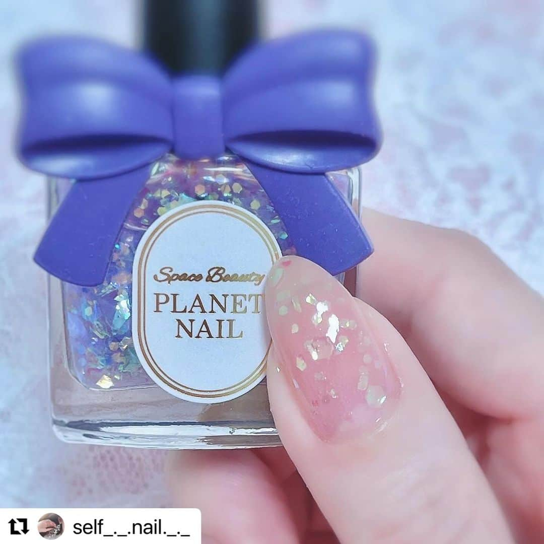 【PLANET NAIL（プラネット ネイル）】公式さんのインスタグラム写真 - (【PLANET NAIL（プラネット ネイル）】公式Instagram)「✰✰✰✰✰✰✰✰✰✰✰✰ PLANET Girl🪐 @self_._.nail._._ さま♡  もう一つの新色ユニヴェールの足跡を使った とびきりラブリーなデザインを カレンワールド炸裂でおおくりいたします😍✨✨ ╍ ╍ ╍ ╍ ╍ ╍ ╍ ╍ ╍ ╍ ╍ ╍  @planet.jp の新色ポリッシュです🤍  　__________________________  　　PLB38 ユニヴェールの足跡 　__________________________  　　　　  　ちゅるんと透け感のあるラメポリッシュで  　とってもかわいい❕🥹🚿 　　　　 　パープル感強め？と思いきやクリアベースなので  　塗った時のギャップにドキドキするかも❤️‍🔥❤️‍🩹 　　　　 　　　　 　今回は透け感のあるピンクポリッシュと合わせて使ってみたよ🩷  　流行りの氷ネイルみたいにちゅるっとした🧊♡  　　　　  　オーロラのホロラメがほんっとにかわいい〜😮‍💨💘🔫 　　　　  　ベースのカラーも変えたら表情がガラッと  　変わりそうだから別のカラー合わせでまた使いたい😳🤍  　　　　　　　　 　11/20からロフトにて先行発売です🥂🩷  　ぜひチェックしてみてね☑️⭐️  　　　　  　　　　 　 　　　　　  　　　　　  #planetnail #planetgirl #プラネットネイル #プラネットガール2023 #planet_jp #ユニヴェールの足跡 #ラメネイル部 #ラメネイル #グラデーション#ホワイトネイル #selfnail #selfnails  #nailart #naildesign #instanails #nailstagram #polish #polishnail #nailpolish #セルフネイル #ポリッシュネイル #ネイルポリッシュ #ポリッシュ #マニキュア  #手元クラブ #冬ネイル #winternail」12月1日 10時59分 - planet.jp