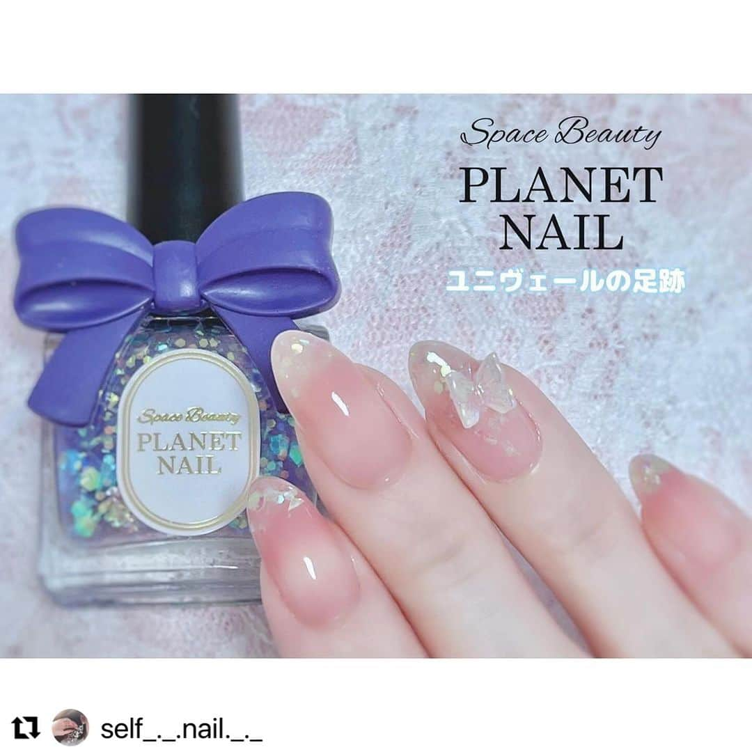 【PLANET NAIL（プラネット ネイル）】公式のインスタグラム：「✰✰✰✰✰✰✰✰✰✰✰✰ PLANET Girl🪐 @self_._.nail._._ さま♡  もう一つの新色ユニヴェールの足跡を使った とびきりラブリーなデザインを カレンワールド炸裂でおおくりいたします😍✨✨ ╍ ╍ ╍ ╍ ╍ ╍ ╍ ╍ ╍ ╍ ╍ ╍  @planet.jp の新色ポリッシュです🤍  　__________________________  　　PLB38 ユニヴェールの足跡 　__________________________  　　　　  　ちゅるんと透け感のあるラメポリッシュで  　とってもかわいい❕🥹🚿 　　　　 　パープル感強め？と思いきやクリアベースなので  　塗った時のギャップにドキドキするかも❤️‍🔥❤️‍🩹 　　　　 　　　　 　今回は透け感のあるピンクポリッシュと合わせて使ってみたよ🩷  　流行りの氷ネイルみたいにちゅるっとした🧊♡  　　　　  　オーロラのホロラメがほんっとにかわいい〜😮‍💨💘🔫 　　　　  　ベースのカラーも変えたら表情がガラッと  　変わりそうだから別のカラー合わせでまた使いたい😳🤍  　　　　　　　　 　11/20からロフトにて先行発売です🥂🩷  　ぜひチェックしてみてね☑️⭐️  　　　　  　　　　 　 　　　　　  　　　　　  #planetnail #planetgirl #プラネットネイル #プラネットガール2023 #planet_jp #ユニヴェールの足跡 #ラメネイル部 #ラメネイル #グラデーション#ホワイトネイル #selfnail #selfnails  #nailart #naildesign #instanails #nailstagram #polish #polishnail #nailpolish #セルフネイル #ポリッシュネイル #ネイルポリッシュ #ポリッシュ #マニキュア  #手元クラブ #冬ネイル #winternail」