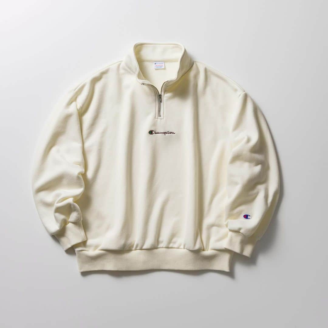 Champion Japanのインスタグラム：「【HALF ZIP SWEATSHIRT】  裏毛スウェット素材で冬シーズンもあったか♪ 丸みのあるシルエットが体のラインを拾わず、キレイに体型カバーしてくれるハーフジップスウェットシャツです！  採用しているUSAコットン生地は、柔らかな質感と着心地の良さに注目。身幅、肩幅にゆとりを持たせたリラックスフィットでありながら、きちんと見えるこだわりデザインです。  左胸のプリントは、アメリカ・ニューヨーク市ブルックリン区の様々な地名を配置するなど遊び心たっぷり。ボディカラーごとに異なる地名を、異なる色やフォントで刺繍しました。  ■Item：Half Zip Sweatshirt ■Number：CW-Y007 ■Color：オフホワイト,ブラック,ディープグリーン, イエロー ■Size：M, L ■Price：￥7,150  #Champion #チャンピオン #23FW #Casual #カジュアル #カジュアルスタイル #カジュアルコーデ #スウェット #防寒 #冬ファッション #ハーフジップ #スウェットシャツ #冬コーデ #裏毛スウェット」