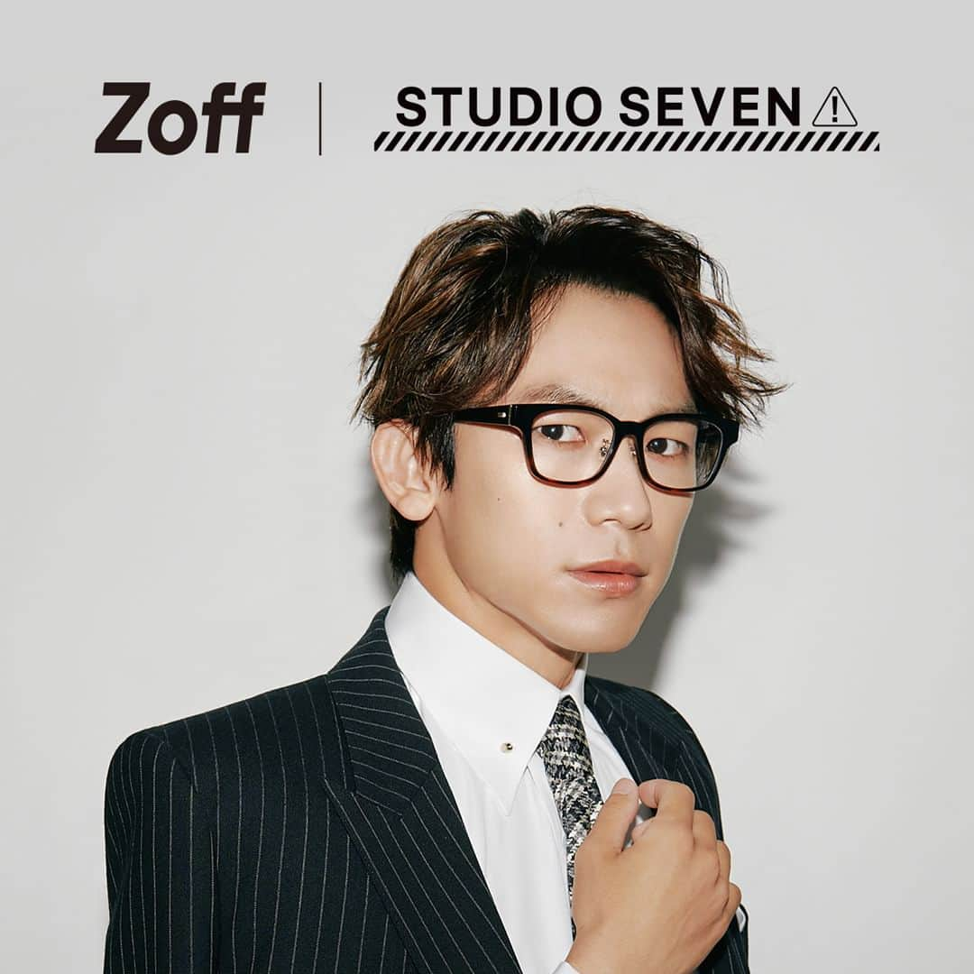 Zoff Officialのインスタグラム：「「Zoff｜STUDIO SEVEN」Zoff全店舗で本日から一般販売開始！ EXILE NAOTOが手掛けるブランド「STUDIO SEVEN」と初めてコラボレーションしたアイウェアコレクション  着用商品　 ZH231002_48A1　¥11,100（税込・セットレンズ代込）  【商品名】 Zoff｜STUDIO SEVEN  【種類】 全53種類 （メガネ10型30種類、サングラス7型16種類、雑貨6種類、外部ECモール限定SPECIAL SET） ※オリジナルメガネケース・メガネ拭き（メガネ・サングラス購入時） 【価格（税込） 】 メガネ：￥11,100・￥13,300（セットレンズ代込） サングラス：￥8,800・¥11,100 雑貨：メガネ拭き￥900、グラスコード￥2,100、メガネケース￥2,400 【取扱店舗 】 Zoff店舗、Zoff公式オンラインストア、Zoff 楽天市場店、Zoff 楽天ファッション店、Zoff i Lumine店、Zoff ZOZOTOWN店、Zoff Amazon店  「Zoff｜STUDIO SEVEN」のメガネ・サングラス購入者を対象に「Zoff｜STUDIO SEVEN 購入者限定Wキャンペーン」を2023年11月16日（木）から12月24日（日）の期間開催します。合計1万名様にオリジナルステッカー、抽選でサイン入りポスターやオリジナルTシャツが当たるキャンペーンです。  #zoff_studioseven をつけてコラボアイウェアを投稿すると当選確率があがるかも！？　詳しくは特設ぺージへ。  @seven.official #zoff_studioseven  #zoff #studioseven #exilenaoto #naoto #ゾフ #メガネ #サングラス #メガネ男子 #メガネ女子 #ファッション #コーディネート #コーデ  #メガネコーデ #メガネのある生活 #メガネの選び方 #メガネファッション #秋冬コーデ #サングラスコーデ  #ダテメガネ #ootd #fashion #glasses #eyewear #sunglasses #eyewearstyle #eyewearfashion #fashionglasses #styling」