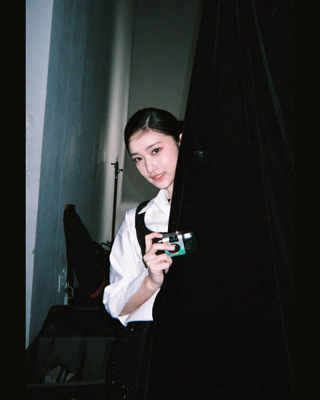 IVEさんのインスタグラム写真 - (IVEInstagram)「📸 HAPPY IVE DAY  <I've IVE>  BEHIND FILM 🎞  LEESEO  #IVE #아이브 #アイヴ #LEESEO #이서 #イソ #HappyIVEday #IVE_2nd_Anniversary #우리의_DECEMBER_영원히_EVER ⭐」12月1日 11時10分 - ivestarship