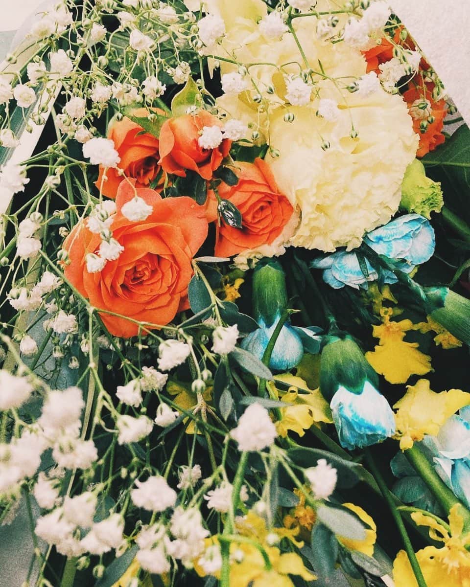 藤原絵里のインスタグラム：「・ ありがとうございます💐 ・ #オールアップ #花束 #お花嬉しい」