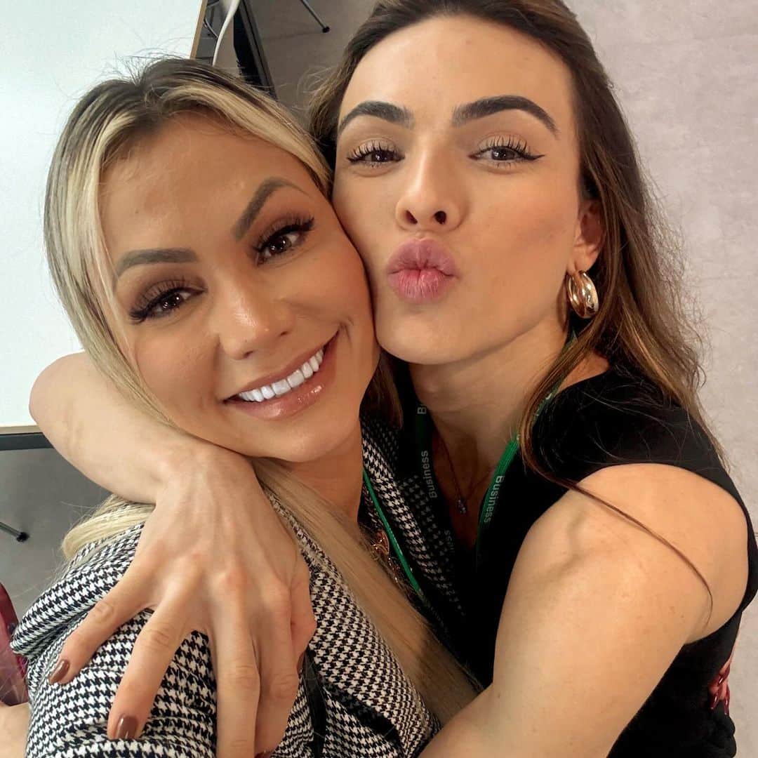 Vivi Winklerさんのインスタグラム写真 - (Vivi WinklerInstagram)「Um dia com muitas conexões #ToNaMeta ✨ Obg amigo @well pelo apoio incrível , vc sempre abrindo portas e portas na minha carreira 🙏🏻 gratidão」12月1日 11時14分 - viviwinkler