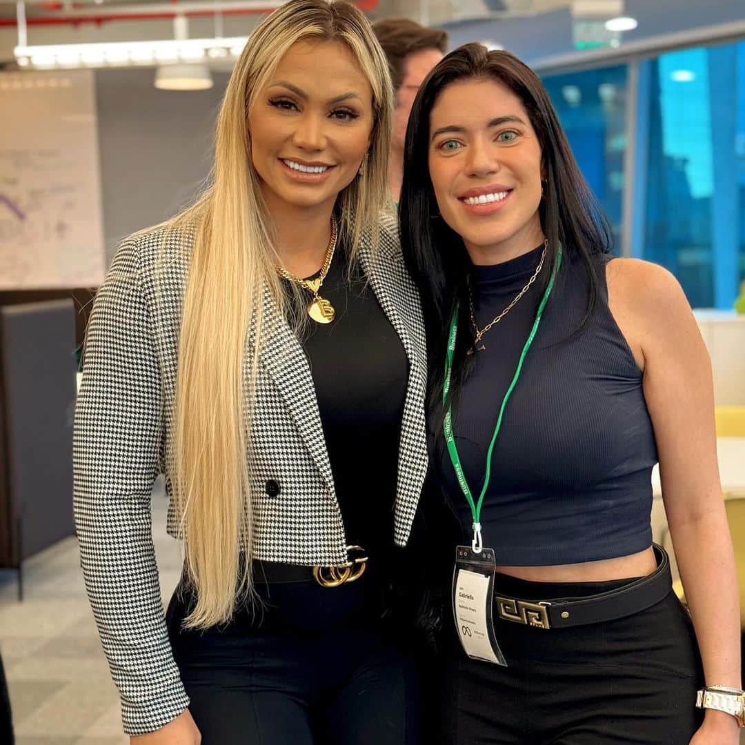 Vivi Winklerさんのインスタグラム写真 - (Vivi WinklerInstagram)「Um dia com muitas conexões #ToNaMeta ✨ Obg amigo @well pelo apoio incrível , vc sempre abrindo portas e portas na minha carreira 🙏🏻 gratidão」12月1日 11時14分 - viviwinkler