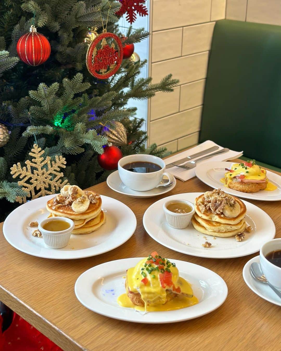 黒田麻理耶のインスタグラム：「🥞☕️ . 大好きなお店でひとみん(@hitomi0502_u)と朝活👩‍❤️‍👩 「クリントン・ストリート・ベイキング・カンパニー」の モーニングメニュー❣️ . エッグベネディクト1個＋好きなパンケーキ ホットコーヒー(おかわり自由) (1,200円) . パンケーキは4種類から選べたので、 私もひとみんもバナナ＆くるみにしたよ☺️🍌 . やっぱりここのパンケーキ、 1位2位を争うレベルで大好きだわ〜🥇🥈😍 しっとりもちっと生地に、メープルバターソースが ほんとたまらない😍👏 . モーニングセットのパンケーキは通常よりも小さいけど 大きさがちょうど良かった😋🥞 というか、エッグベネディクトの破壊力が結構あって かなりお腹いっぱいになりました🥹 ちなみにエッグベネディクトはパンじゃなくて スコーンだったよ👏 . また今月行こうね〜🥞👩🏻👧🏻👩🏽 . #クリントンストリートベイキングカンパニー #クリントンストリートベイキングカンパニー青山店 #CLINTONSTBAKINGCOMPANY #CLINTONSTBAKINGCOMPANYandRESTAURANT #表参道  #表参道カフェ  #表参道モーニング #表参道グルメ  #mariyagourmet」