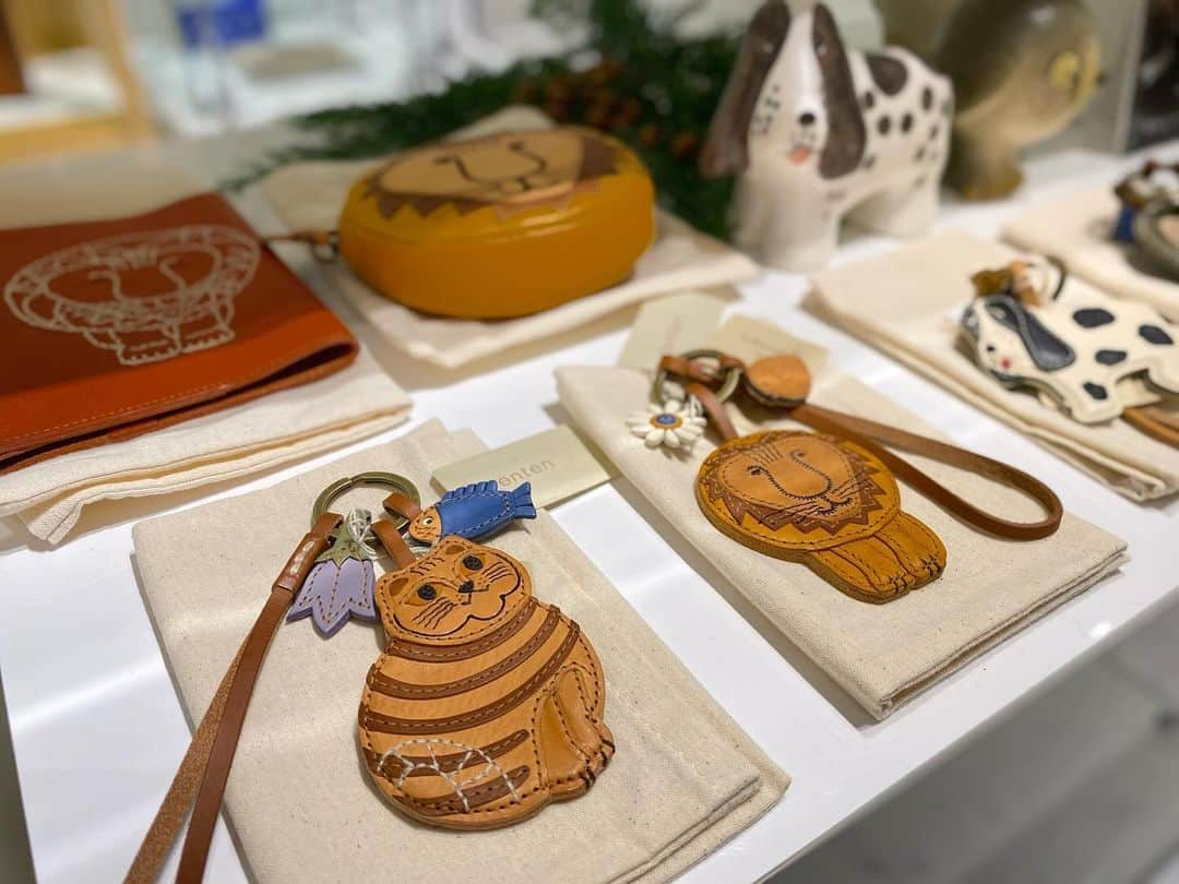 ISETAN PARK netさんのインスタグラム写真 - (ISETAN PARK netInstagram)「その表情にココロもほっこり🤍  伊勢丹新宿店のクリスマス 第2弾からお届け🎅🏻   第2弾がはじまった伊勢丹新宿店のクリスマスは、9カ所のクリスマスステーションでフロアごとに個性の異なるアイテムをご紹介中。  北欧のアーティストを特集したザ・ステージ#5では、スウェーデンを代表する陶芸作家＜リサ・ラーソン＞のサンタクロースシリーズのほか、来年の干支「辰」の置物や表情豊かな動物たちが皆さまをお待ちしています🦁🐱    2023伊勢丹新宿店のクリスマス  第2弾：開催中〜12月12日（火）    ISETAN Christmas Station 2023  🗓️開催中～12月25日(月)  📍本館5階 センターパーク/ザ・ステージ＃5  ※写真のアイテムは12月12日(火)までのお取り扱いです。  ※数量に限りがある商品もございますので、品切れの際はご容赦ください。    伊勢丹新宿店のクリスマスは @isetan_shinjuku ストーリーズ「🎄クリスマス」から▼  https://www.mistore.jp/shopping/event/shinjuku_e/christmas_10    @tonkachi_store  @life_design_isetanshinjuku     #クリスマスステーション #ChristmasStation #クリスマスステーション2023 #ChristmasStation2023 #伊勢丹のクリスマス  #LisaLarson #リサラーソン #MarianneHallberg #マリアンヌハルバーグ #jennituominen #イェンニトゥオミネン #tonkachistore #トンカチストア  #スウェーデン #フィンランド #北欧インテリア #北欧雑貨 #北欧ライフスタイル #北欧クリスマス  #isetan #isetanshinjuku #이세탄 #신주쿠이세탄 #이세탄백화점 #イセタン #伊勢丹 #伊勢丹新宿 #新宿伊勢丹 #伊勢丹新宿店」12月3日 10時00分 - isetan_shinjuku