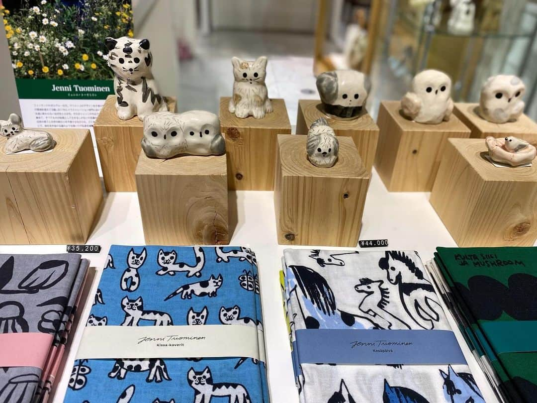 ISETAN PARK netさんのインスタグラム写真 - (ISETAN PARK netInstagram)「その表情にココロもほっこり🤍  伊勢丹新宿店のクリスマス 第2弾からお届け🎅🏻   第2弾がはじまった伊勢丹新宿店のクリスマスは、9カ所のクリスマスステーションでフロアごとに個性の異なるアイテムをご紹介中。  北欧のアーティストを特集したザ・ステージ#5では、スウェーデンを代表する陶芸作家＜リサ・ラーソン＞のサンタクロースシリーズのほか、来年の干支「辰」の置物や表情豊かな動物たちが皆さまをお待ちしています🦁🐱    2023伊勢丹新宿店のクリスマス  第2弾：開催中〜12月12日（火）    ISETAN Christmas Station 2023  🗓️開催中～12月25日(月)  📍本館5階 センターパーク/ザ・ステージ＃5  ※写真のアイテムは12月12日(火)までのお取り扱いです。  ※数量に限りがある商品もございますので、品切れの際はご容赦ください。    伊勢丹新宿店のクリスマスは @isetan_shinjuku ストーリーズ「🎄クリスマス」から▼  https://www.mistore.jp/shopping/event/shinjuku_e/christmas_10    @tonkachi_store  @life_design_isetanshinjuku     #クリスマスステーション #ChristmasStation #クリスマスステーション2023 #ChristmasStation2023 #伊勢丹のクリスマス  #LisaLarson #リサラーソン #MarianneHallberg #マリアンヌハルバーグ #jennituominen #イェンニトゥオミネン #tonkachistore #トンカチストア  #スウェーデン #フィンランド #北欧インテリア #北欧雑貨 #北欧ライフスタイル #北欧クリスマス  #isetan #isetanshinjuku #이세탄 #신주쿠이세탄 #이세탄백화점 #イセタン #伊勢丹 #伊勢丹新宿 #新宿伊勢丹 #伊勢丹新宿店」12月3日 10時00分 - isetan_shinjuku