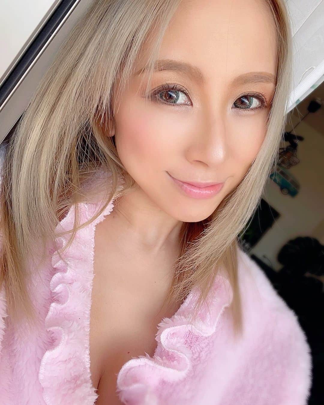 北川エリカのインスタグラム：「おはよ☀️ 12月だねー❣️早起きしたからナチュラルメイクしてみたあたし🧏‍♀️2週間弱お休みしてたんだけど休みも今日まで❣️明日からポコチャの配信開始だー‼️  12月はBirthdayだから、オリジナル楽曲イベントに明日から１週間参戦するの🎤🎶 2位以内に入れたら作ってもらえるってやつ！そのプレゼントが本気で欲しい‼️🥺 かなり難しい戦いなんだけど、1人でも多く協力してくれる人がいてくれたら嬉しいです🥺🙏  ほんとにほんとにお願いします🙇‍♀️🙇‍♀️🙇‍♀️♥️  今年あと１ヶ月、あっという間だけど、悔いのないように過ごそうね🫶✨」