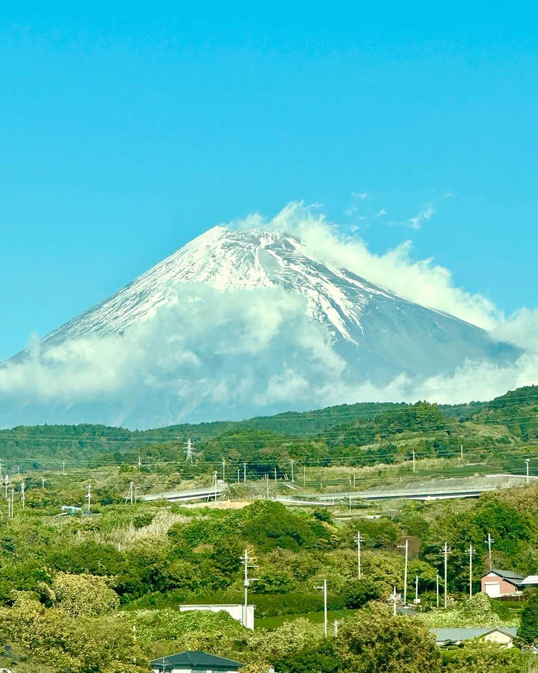 林家あずみさんのインスタグラム写真 - (林家あずみInstagram)「昨日は岐阜県での文珍・たい平2人会で高座に上がらせていただきました✨ またしても移動の新幹線で富士山が綺麗に見えて、うっとり❤️  そして、新幹線での移動で見れるとテンションが上がる可愛いお家のゾーン。いつもどこか分からず偶然に見られたら凄く嬉しくなる😂  ２階席にもお客様が入るので２階からマイクのボリュームなどを聞くために2階から高座を見ましたら 全体が丸くてなんだかスノードームの中みたいで素敵でした✨  京都に住んでいた頃、良く岐阜県にスノーボードしに来ていたなあ✨ ゲレンデはダイナランドが好きだったぁ☺️❤️  #岐阜県 #富士山 #文珍たい平2人会 #林家あずみ #三味線漫談」12月1日 11時26分 - kurohime424