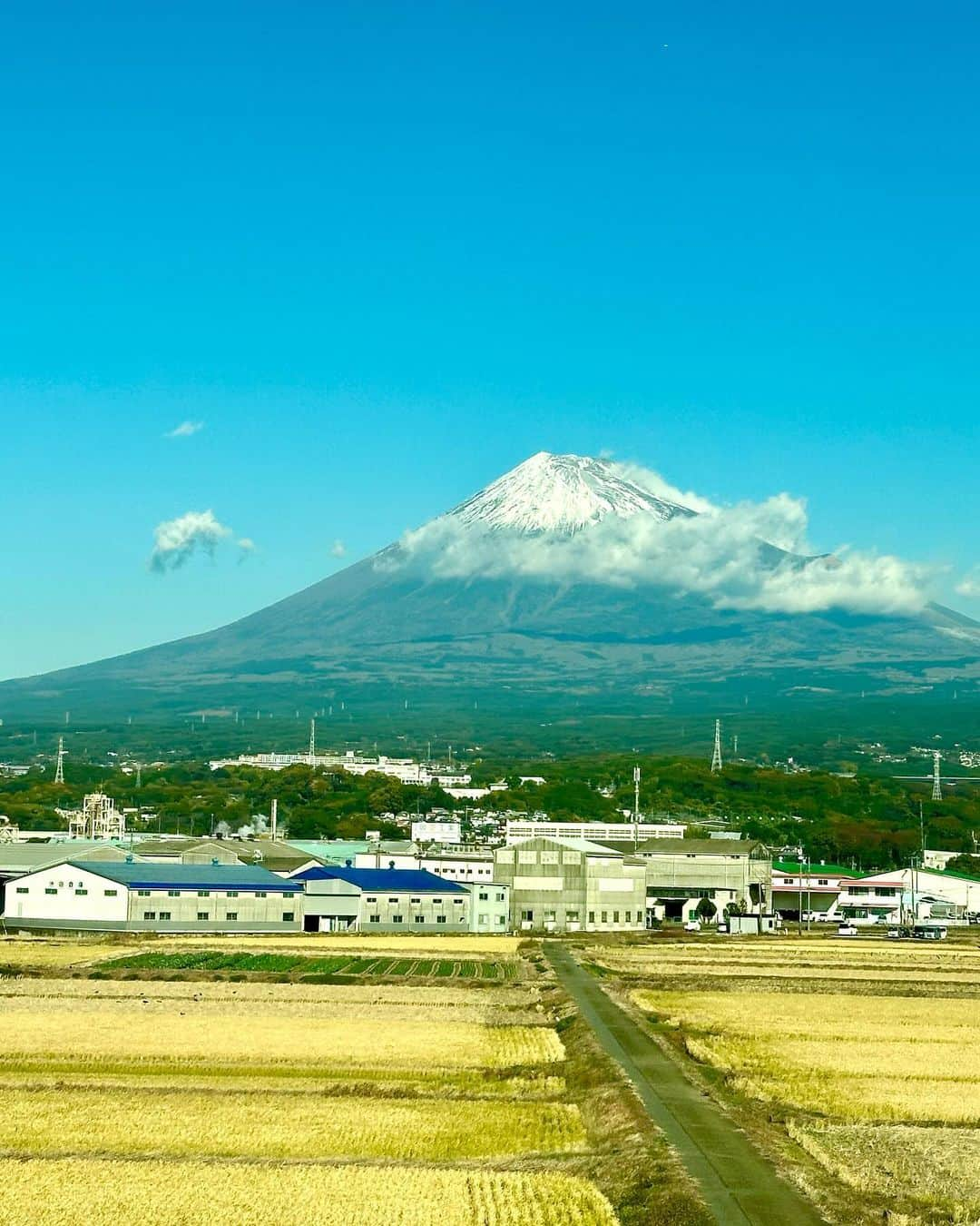 林家あずみのインスタグラム：「昨日は岐阜県での文珍・たい平2人会で高座に上がらせていただきました✨ またしても移動の新幹線で富士山が綺麗に見えて、うっとり❤️  そして、新幹線での移動で見れるとテンションが上がる可愛いお家のゾーン。いつもどこか分からず偶然に見られたら凄く嬉しくなる😂  ２階席にもお客様が入るので２階からマイクのボリュームなどを聞くために2階から高座を見ましたら 全体が丸くてなんだかスノードームの中みたいで素敵でした✨  京都に住んでいた頃、良く岐阜県にスノーボードしに来ていたなあ✨ ゲレンデはダイナランドが好きだったぁ☺️❤️  #岐阜県 #富士山 #文珍たい平2人会 #林家あずみ #三味線漫談」