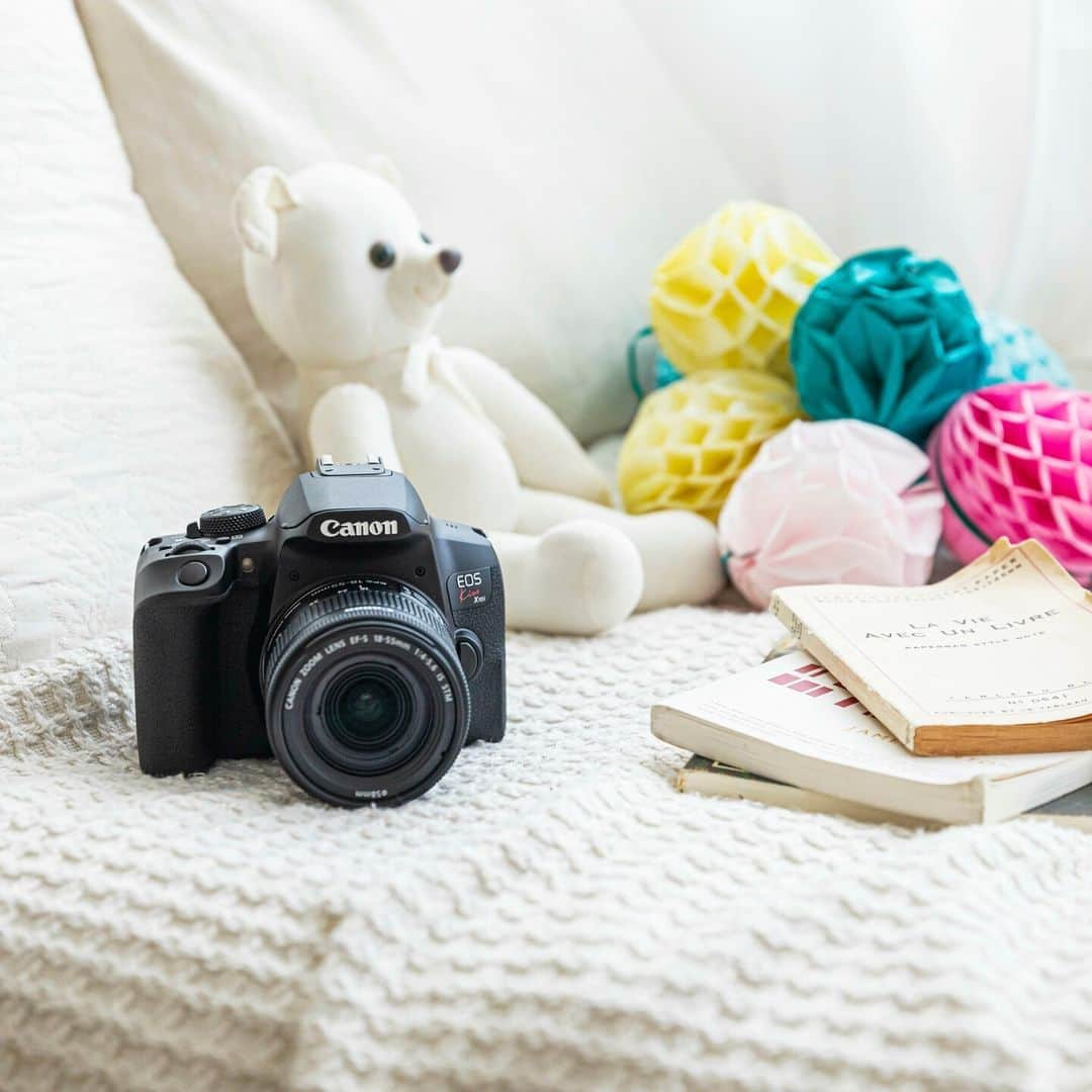 Canon EOS Kiss公式［with Kiss］のインスタグラム：「.#eoskiss シリーズの最新一眼レフ「EOS Kiss X10i」。 兄弟モデルの「EOS Kiss X10」に比べて、より本格的な撮影性能を搭載しています。ベストショットを逃さない高速連写や、顔を認識・追尾するオートフォーカス性能など、使いやすいサイズながら、上位モデルEOS 90Dと共通の機能が多く、幅広い楽しみ方ができるカメラになっています。 . #EOSKissX10i の詳細は、本アカウントのプロフィール（ @with.kiss ）にあるURLから。 . ★Kiss・EOS R50・EOS R100ユーザーの皆さんの写真をご紹介！ . キヤノンEOS Kissユーザー →　「 #Kissカメラ 」 キヤノンEOS R50ユーザー →　「 #Kissカメラ + #EOSR50 」 キヤノンEOS R100ユーザー →　「 #Kissカメラ + #EOSR100 」 . 上記の指定ハッシュタグをつけて 投稿いただいた皆さまの写真をご紹介します。 . #EOSKissX10i #KissisMyLife #eoskiss #withkiss #キヤノン #canon #eos #kissカメラ #育児 #子育て #親ばか #こども #子供 #写真」