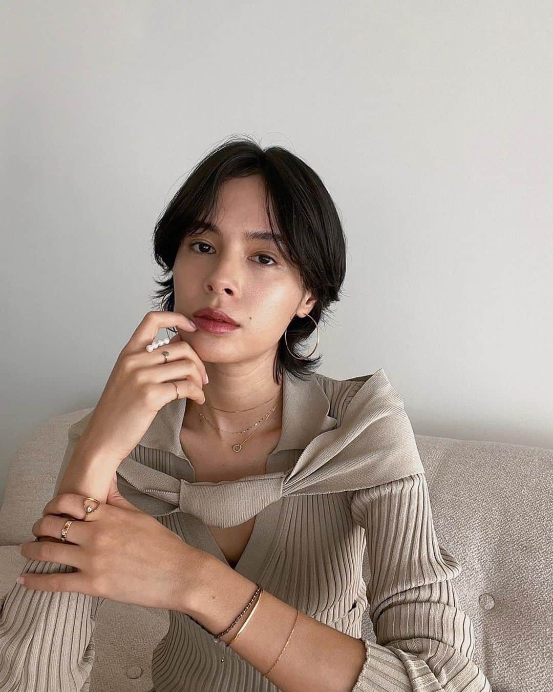 大屋夏南さんのインスタグラム写真 - (大屋夏南Instagram)「Something sparkly for the holiday season 💫 大人になってから身につけるものは”これでいい”じゃなくて”これがいい”と思えるものを選ぶようになりました😌  ARTIDA OUDでは女性の自立のサポートや子どもたちの教育支援のためのチャリティー、地金のリサイクル、アップサイクルなパッケージの使用など、積極的にサステナブルな活動をしていて、可愛いデザイン以外にも選びたくなる理由がたくさんあります💫  ちなみにいつも着けている小さめのフープピアスもARTIDA OUDのもの☺️  1年頑張った自分へのご褒美にジュエリーを贈るのもいいよね😌✨  #PR #Artidaoud #アルティーダウード」12月1日 12時05分 - __kana_oya__
