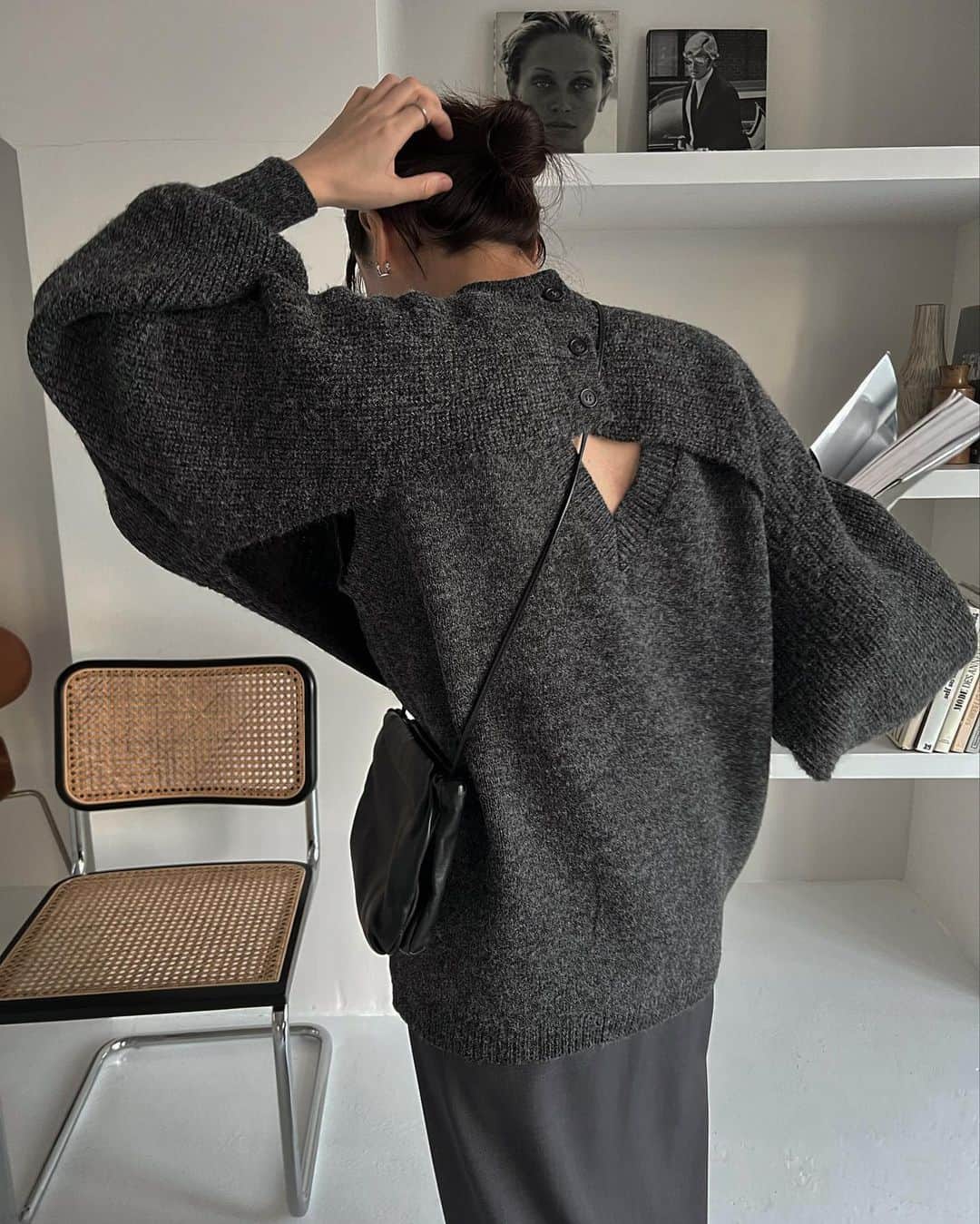 のインスタグラム：「'  マルチシャツにも合わせていたり、単体で着たりしてた ずーっとお問い合わせ頂いていたニットベスト。 これ、ただのニットベストじゃないのです！🙋‍♂️  実はボリューム袖のハイショートボレロニットと 2ピースセットなのでした✌︎  しかもしかも、、、 それぞれ前後2wayで違う雰囲気楽しめる仕様だったり、 上下逆に着てボレロの上からベストを合わせて ドッキングニット見せしたりで 組み合わせとスタイリングはなんと10通りも！🎧  ベストはラウンドとVの襟ぐりで シンプルだけど若干のフレンチスリーブだったり 定番だけど形に緻密にこだわったもので ありそうでなかなか無い、 こんなの欲しかったを形に。  ハイショートボレロニットは 袖にタックも入れてボリュームたんまり！ ボタンのデザインだったり、 前後でかなり着丈を変えているので 2つを合わせた時の雰囲気も また違って楽しめます。  ベストはVネックで、ボレロニットは ハイショート面を合わせると 絶妙なくり抜きになるのもまたカワイ🎯  春先にはベスト1枚やTシャツ合わせ、 ボレロニットはワンピやシャツに 重ねて温度調整も🧣  めーーーちゃくちゃ万能。 裾取り外しマルチシャツと共に スタイリングに不可欠なアイテムになるの 間違いないな🧐  12/2 19:00 - @willfully_official  #willfully」