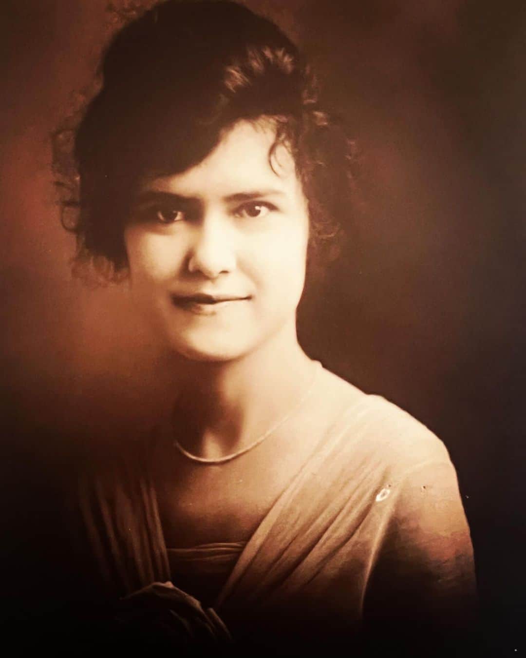 ジーナ・カラーノのインスタグラム：「I love love love going through old pictures of my family and getting a glimpse of the life they’ve lived. For instance, what was it like taking this picture back then, you don’t get many tries I’d imagine, so she decided to look strongly and content with a little smirk right into the camera. There’s fire in that. Her Mona Lisa moment. I love it.  One thing I know is she was tough as nails. She was my Mama Suzie who I found out recently wasn’t her real name.. Her real name was Dallas. Why did she change her name? I don’t know. She went pre mature full all white hair by the time she was 22 years old. What causes that, I don’t know, but it’s fascinating.  I remember her small tough body and sharp sassy comments that seemed more like she was saying them to herself to make herself laugh more than anything. She was born in Oklahoma and she gave birth to one of the greatest man who ever lived, my Papa (grandfather).   I love her eyes, they carry a strength you rarely see anymore. What a tough but beautiful and mysterious life Dallas lived yet I feel like I know her so well in my heart. Life is miraculous, I adore it.❤️」