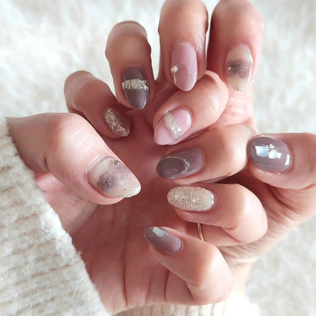 ERINA UENOさんのインスタグラム写真 - (ERINA UENOInstagram)「2023.12.01  Winter nail❄⁡ 今月はニュアンスカラー🩷🤍⁡⁡ ⁡⁡グレイッシュなトーンに⁡シルバー重ねがツボ♡ ⁡⁡ ⁡@sumi_retti は White×Gold 🤍⁡ 一緒にchangeする瞬間が楽しみ✨⁡ ⁡⁡⁡ ＼ ⁡@n8e8w ちゃんの @merci_nail ⁡／ ⁡12/9 Sat.スラッシュクリスマスマーケットに⁡ ⁡ネイルで初出展してくれます🎅🏻🎄✨ 3姉妹で会場にいるので遊びに来てください💓 ⁡⁡ ⁡2023年の終わり、12月も楽しみましょ🎁🤍⁡ ⁡⁡ ⁡*⁡ ⁡*⁡ ⁡⁡ ⁡#Fukuoka #Fukuokamama #福岡ママ #福岡ネイル #ネイル #ネイルデザイン #ジェルネイル  #ニュアンス #秋冬ファッション #秋冬ネイル #冬ネイル ⁡ ⁡#くすみカラー  #ニュアンスカラー」12月1日 22時32分 - erina_flowdia