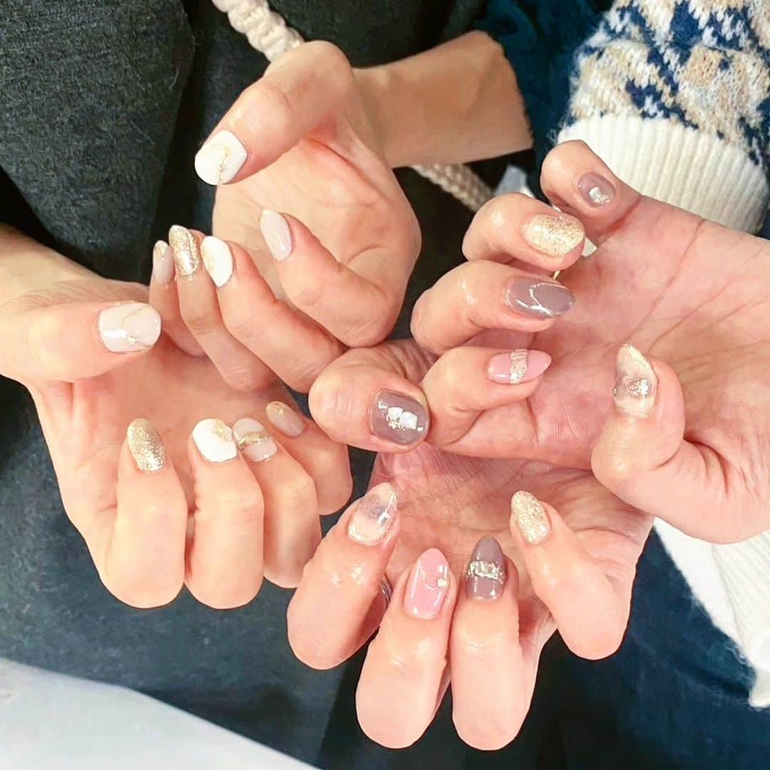 ERINA UENOさんのインスタグラム写真 - (ERINA UENOInstagram)「2023.12.01  Winter nail❄⁡ 今月はニュアンスカラー🩷🤍⁡⁡ ⁡⁡グレイッシュなトーンに⁡シルバー重ねがツボ♡ ⁡⁡ ⁡@sumi_retti は White×Gold 🤍⁡ 一緒にchangeする瞬間が楽しみ✨⁡ ⁡⁡⁡ ＼ ⁡@n8e8w ちゃんの @merci_nail ⁡／ ⁡12/9 Sat.スラッシュクリスマスマーケットに⁡ ⁡ネイルで初出展してくれます🎅🏻🎄✨ 3姉妹で会場にいるので遊びに来てください💓 ⁡⁡ ⁡2023年の終わり、12月も楽しみましょ🎁🤍⁡ ⁡⁡ ⁡*⁡ ⁡*⁡ ⁡⁡ ⁡#Fukuoka #Fukuokamama #福岡ママ #福岡ネイル #ネイル #ネイルデザイン #ジェルネイル  #ニュアンス #秋冬ファッション #秋冬ネイル #冬ネイル ⁡ ⁡#くすみカラー  #ニュアンスカラー」12月1日 22時32分 - erina_flowdia