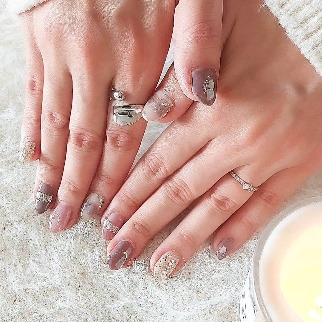 ERINA UENOのインスタグラム：「2023.12.01  Winter nail❄⁡ 今月はニュアンスカラー🩷🤍⁡⁡ ⁡⁡グレイッシュなトーンに⁡シルバー重ねがツボ♡ ⁡⁡ ⁡@sumi_retti は White×Gold 🤍⁡ 一緒にchangeする瞬間が楽しみ✨⁡ ⁡⁡⁡ ＼ ⁡@n8e8w ちゃんの @merci_nail ⁡／ ⁡12/9 Sat.スラッシュクリスマスマーケットに⁡ ⁡ネイルで初出展してくれます🎅🏻🎄✨ 3姉妹で会場にいるので遊びに来てください💓 ⁡⁡ ⁡2023年の終わり、12月も楽しみましょ🎁🤍⁡ ⁡⁡ ⁡*⁡ ⁡*⁡ ⁡⁡ ⁡#Fukuoka #Fukuokamama #福岡ママ #福岡ネイル #ネイル #ネイルデザイン #ジェルネイル  #ニュアンス #秋冬ファッション #秋冬ネイル #冬ネイル ⁡ ⁡#くすみカラー  #ニュアンスカラー」