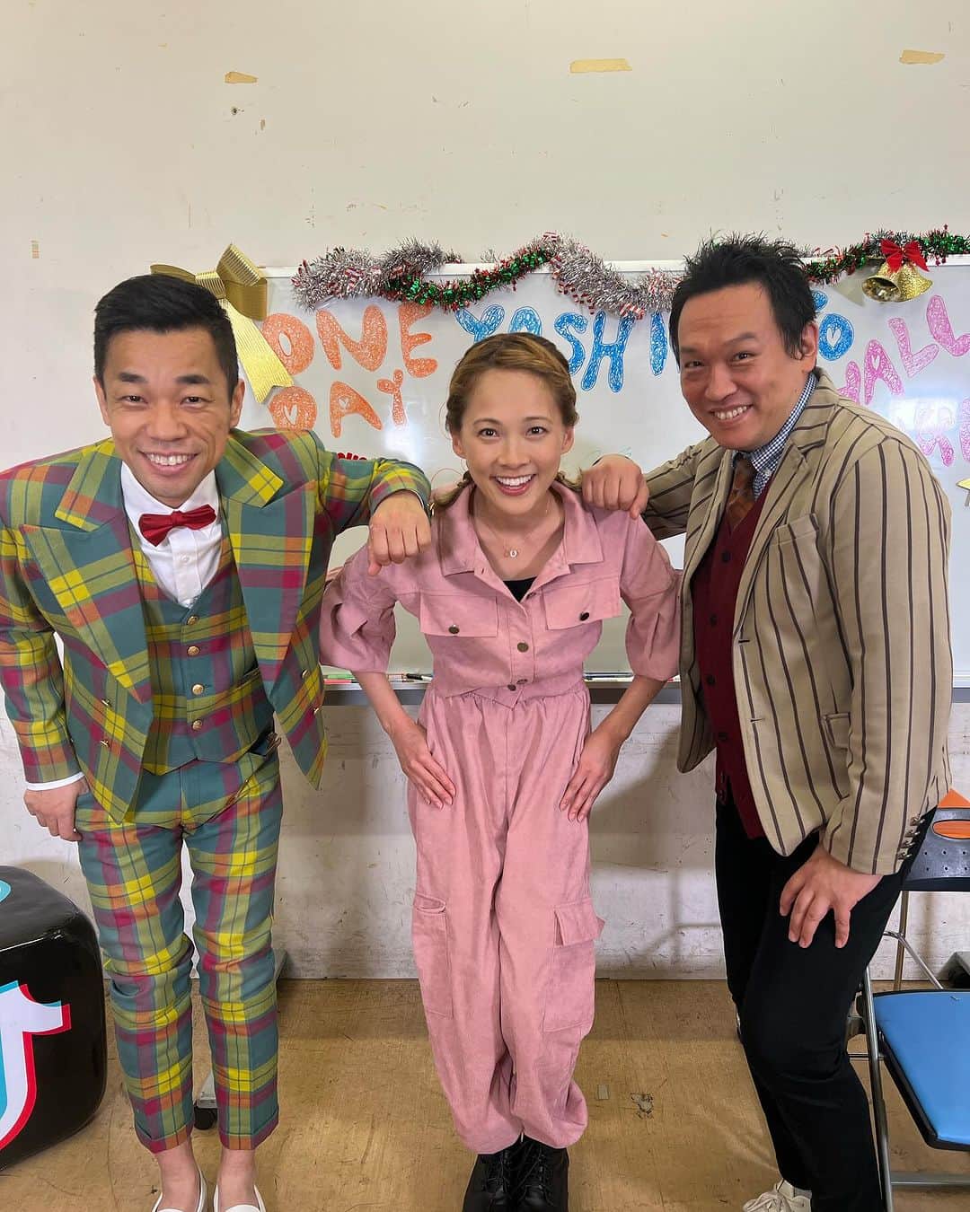 庄毛安那のインスタグラム：「「ONE DAY YOSHIMOTO CHALLENGE」  COWCOWさん×圧ねぇのコラボ如何でしたでしょうか？ ご視聴いただいた皆様ありがとうございました！  COWCOWさん、本当に優しいし最高過ぎます😭 ご一緒できた事を心から嬉しく思います！ 最後にお写真まで😭家宝にします🙇  ただ、盛り上がり過ぎてあたりまえ体操まで行けず🤣  いつか…またご共演できた日にはあたりまえ体操やりたいです🤣🙏  吉本興業の皆様！ TikTok運営の皆様！ スタッフの皆様も本当にありがとうございました！  感謝🌹  #TikTok #PR」