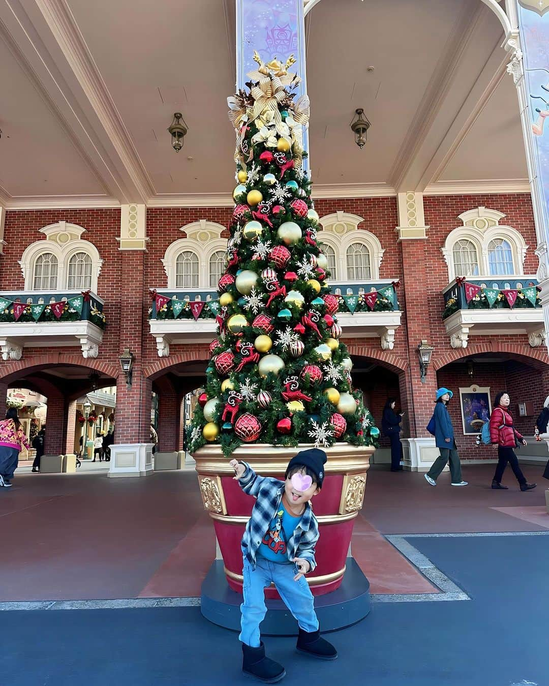 一ノ瀬恋さんのインスタグラム写真 - (一ノ瀬恋Instagram)「📍東京ディズニーランド  やっと来れたクリスマスディズニー❤️🎄.* 息子に何を被ってもらおうか前日からリサーチしてたんだけど本人はウッディがいいと言うのでウッディに🎩 ネルシャツと帽子がいいかんじに合っているー🤣  今回はゆっくり回れてかなり大満足な1日だった🥹👏 また息子の成長を感じた1日だった❤️  そろそろ新幹線と飛行機デビューしたい😮‍💨😮‍💨😮‍💨  #ディズニーランド #子連れディズニー #クリスマスディズニー」12月1日 22時26分 - mayu19900323