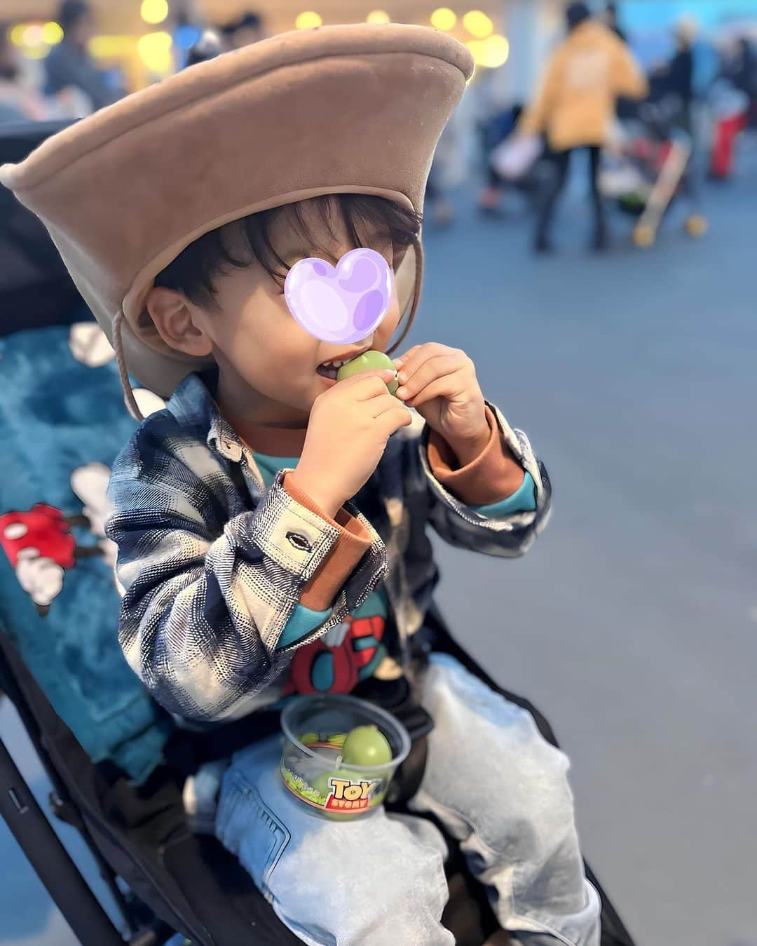 一ノ瀬恋さんのインスタグラム写真 - (一ノ瀬恋Instagram)「📍東京ディズニーランド  やっと来れたクリスマスディズニー❤️🎄.* 息子に何を被ってもらおうか前日からリサーチしてたんだけど本人はウッディがいいと言うのでウッディに🎩 ネルシャツと帽子がいいかんじに合っているー🤣  今回はゆっくり回れてかなり大満足な1日だった🥹👏 また息子の成長を感じた1日だった❤️  そろそろ新幹線と飛行機デビューしたい😮‍💨😮‍💨😮‍💨  #ディズニーランド #子連れディズニー #クリスマスディズニー」12月1日 22時26分 - mayu19900323