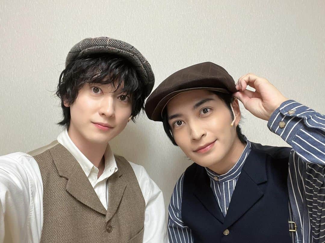 山本一慶のインスタグラム：「本日もリーディング 銀河鉄道の夜ありがとうございました！  今日は8年前やたちゃんとやった銀河鉄道の夜の写真を掘り起こし！同じポーズで撮ってみたよ😚  いゃー生きてるーう！w」