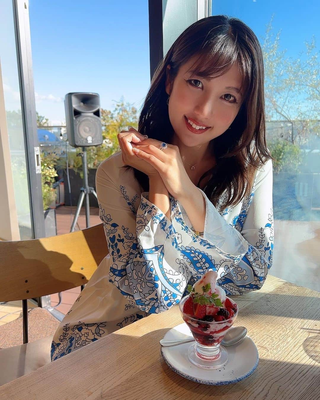 神谷麻美さんのインスタグラム写真 - (神谷麻美Instagram)「#3+3cafe でランチしたよぉ🥰💖✨️  特製チーズハンバーグ  凄く美味し、見た目も豪華っ❤️🌴✨️  店内は、日差しすごい当たって、気持ち良い☺️💖🌞🌈✨️  テラス席もあってBBQもしたくなったよ🥰💖🌺✨️  🌴お店の紹介  街中で感じる海と空の空間は、まさに空に浮かぶカフェ3+3CAFE ❤️✨️ 3+3の答えは6🌟💕✨️ 私たち3+3cafeは「6」という数字に強いメッセージを感じました👼🏻💖✨️  って素敵～💖わかる〜👼🏻🫶👼🏻❤️✨️  季節のサンデー のアイスも凄く美味しかったよぉ❤️‪🍨‬✨️  PR @3tasu3cafe #藤沢カフェ #湘南カフェ #湘南グルメ #藤沢グルメ #3tasu3cafe #藤沢スイーツ」12月1日 22時27分 - asamice428