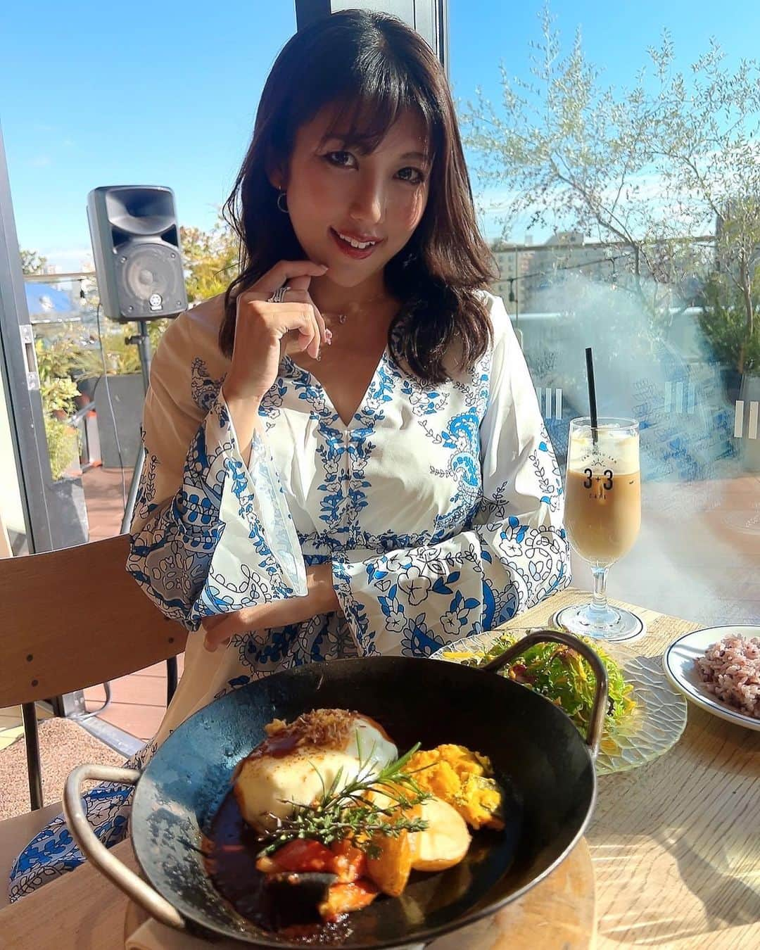 神谷麻美さんのインスタグラム写真 - (神谷麻美Instagram)「#3+3cafe でランチしたよぉ🥰💖✨️  特製チーズハンバーグ  凄く美味し、見た目も豪華っ❤️🌴✨️  店内は、日差しすごい当たって、気持ち良い☺️💖🌞🌈✨️  テラス席もあってBBQもしたくなったよ🥰💖🌺✨️  🌴お店の紹介  街中で感じる海と空の空間は、まさに空に浮かぶカフェ3+3CAFE ❤️✨️ 3+3の答えは6🌟💕✨️ 私たち3+3cafeは「6」という数字に強いメッセージを感じました👼🏻💖✨️  って素敵～💖わかる〜👼🏻🫶👼🏻❤️✨️  季節のサンデー のアイスも凄く美味しかったよぉ❤️‪🍨‬✨️  PR @3tasu3cafe #藤沢カフェ #湘南カフェ #湘南グルメ #藤沢グルメ #3tasu3cafe #藤沢スイーツ」12月1日 22時27分 - asamice428