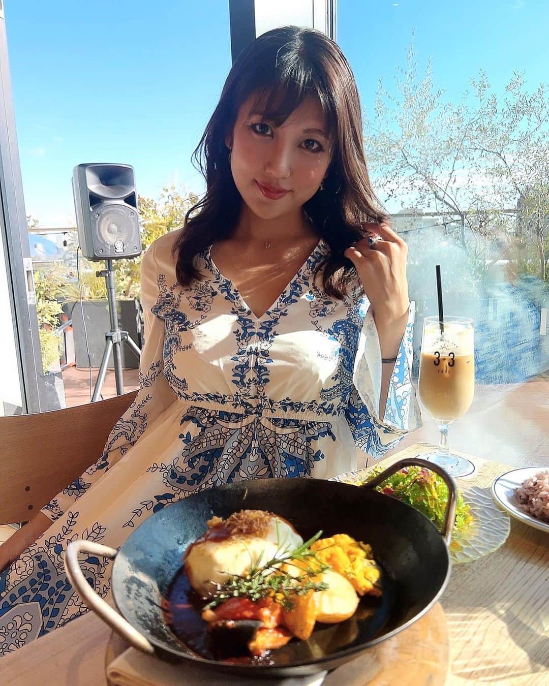 神谷麻美さんのインスタグラム写真 - (神谷麻美Instagram)「#3+3cafe でランチしたよぉ🥰💖✨️  特製チーズハンバーグ  凄く美味し、見た目も豪華っ❤️🌴✨️  店内は、日差しすごい当たって、気持ち良い☺️💖🌞🌈✨️  テラス席もあってBBQもしたくなったよ🥰💖🌺✨️  🌴お店の紹介  街中で感じる海と空の空間は、まさに空に浮かぶカフェ3+3CAFE ❤️✨️ 3+3の答えは6🌟💕✨️ 私たち3+3cafeは「6」という数字に強いメッセージを感じました👼🏻💖✨️  って素敵～💖わかる〜👼🏻🫶👼🏻❤️✨️  季節のサンデー のアイスも凄く美味しかったよぉ❤️‪🍨‬✨️  PR @3tasu3cafe #藤沢カフェ #湘南カフェ #湘南グルメ #藤沢グルメ #3tasu3cafe #藤沢スイーツ」12月1日 22時27分 - asamice428