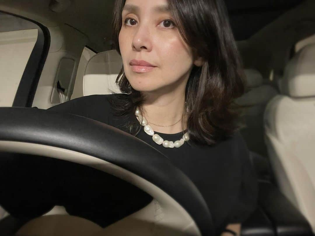 吉原珠央のインスタグラム：「今宵は忘年会♫  お酒は一滴も飲まないので（体質的にも飲めません）自分で運転して帰ってきました。  それにしても、もうそんな時期なのかぁと、まだ12月に入ったことに感覚が追いつきません。  暑い日が続いたことが影響しているのでしょうかねぇ。  さて、暑い時も、寒い時も、長さや、ボリューム別にパールのネックレスがあると、とても便利だなぁと感じます✨  @puratokyo   今年の振り返りなんかもしたいのですが、とりあえず、今は卒論の初稿提出を乗り越えなくてはです！  今週もお疲れ様でございました♫  #忘年会 #帰り道 #夜は長くはいられませんが🤭 #おしゃべりタイム #パール #パールネックレス #金曜日」